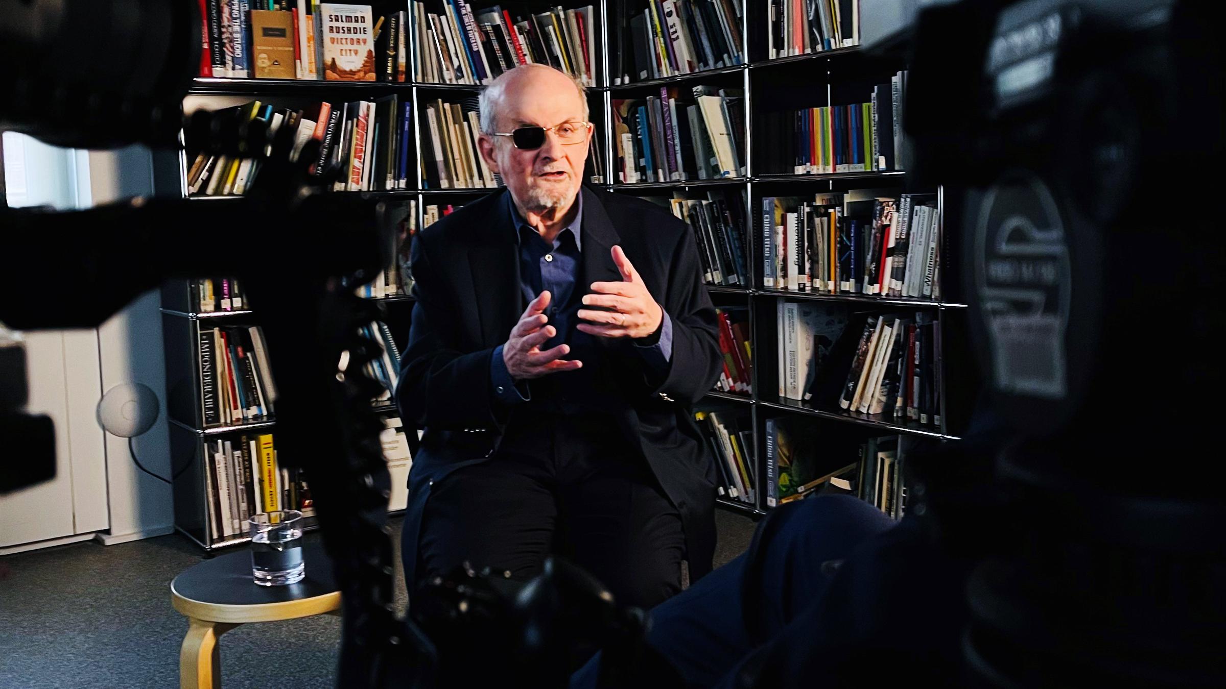 Salman Rushdie im Interview mit Elmar Theveßen.