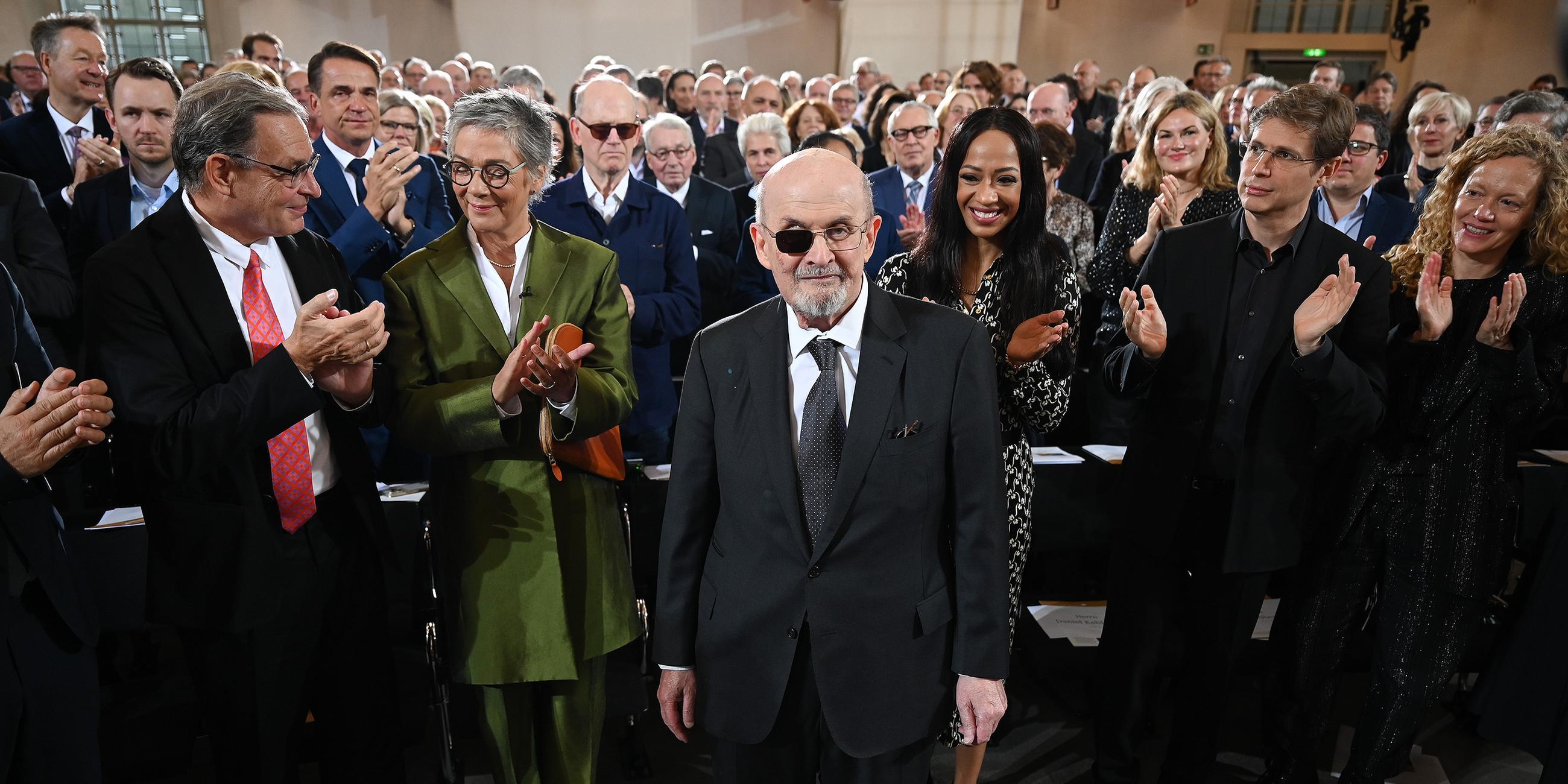 Salman Rushdie wird in der Frankfurter Paulskirche mit dem Friedenspreis des Deutschen Buchhandels geehrt