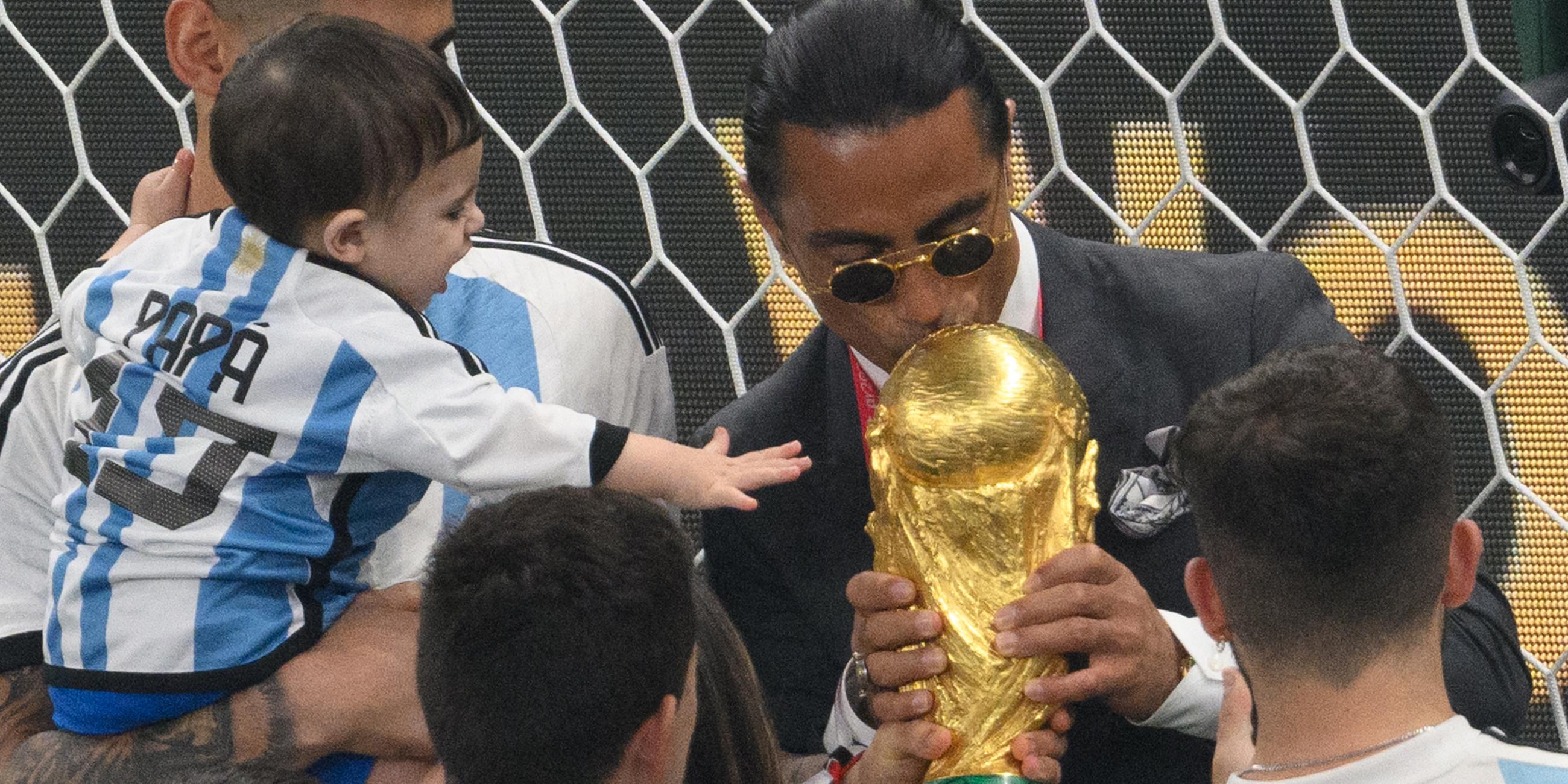 Salt Bae küsst den WM-Pokal