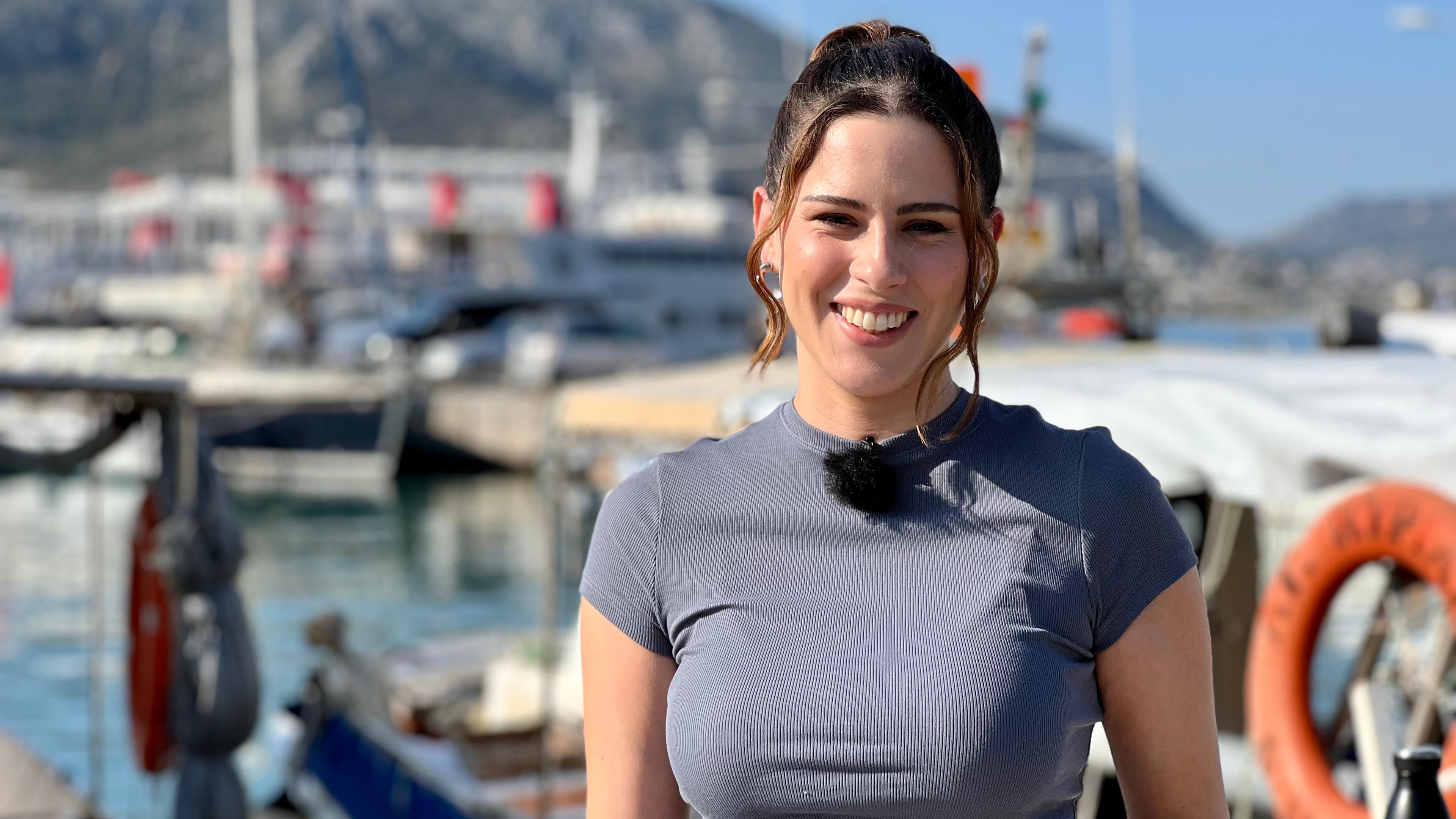 Moderatorin Salwa Houmsi im Hafen von Eleusis
