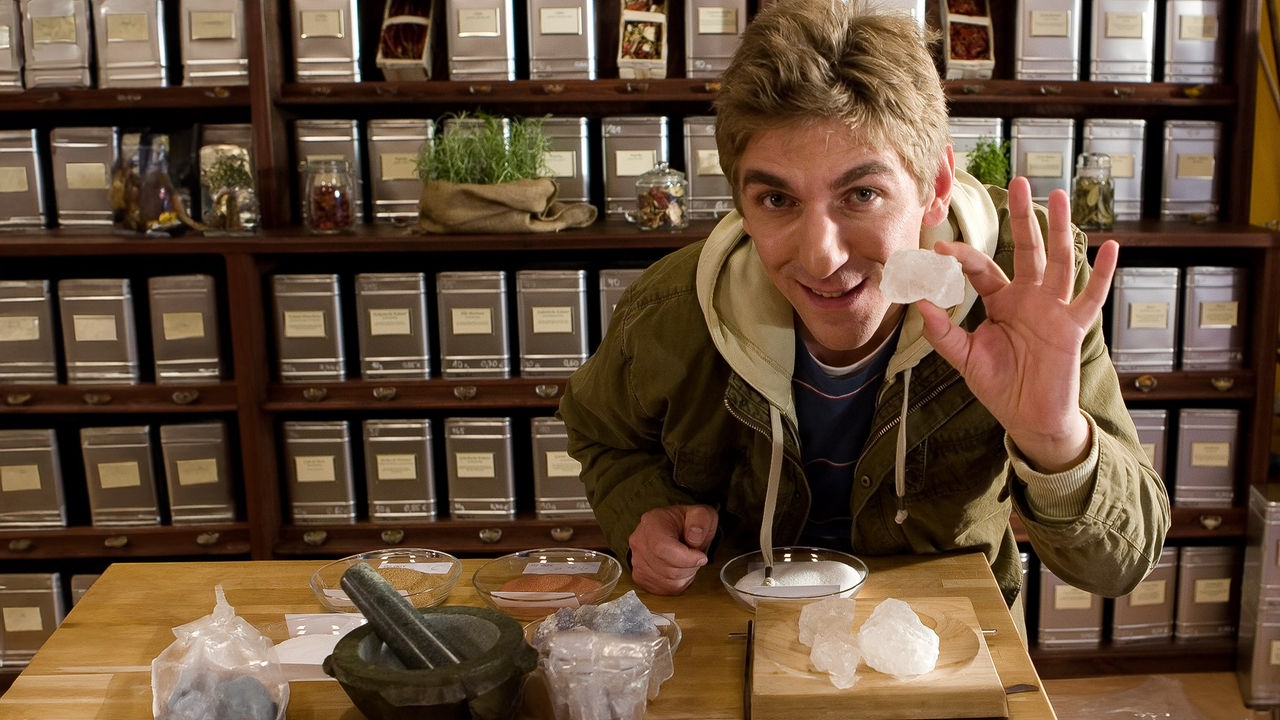 Fritz präsentiert einen Salzkristall.