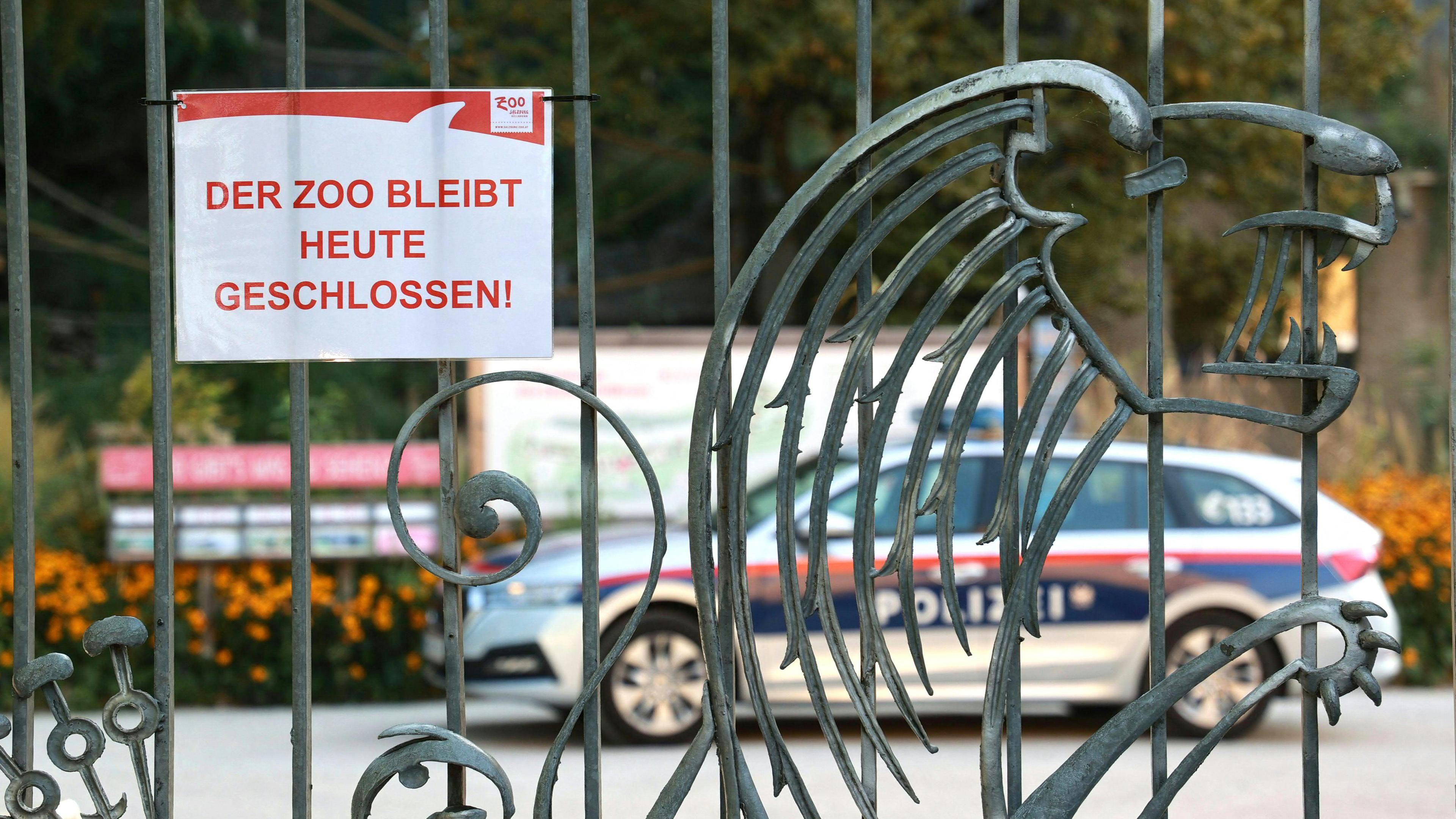 Österreich: Ein Polizeiauto im Zoo von Salzburg