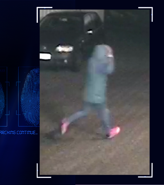 Das Bild einer Überwachungskamera zeigt einen Hinterhof bei Nacht. Eine Person mit grüner Kaputzenjacke und rosa Schuhen läuft schnell von links nacht rechts. Links daneben: Lichtschematische Darstellung eines Fingerabdrucks.