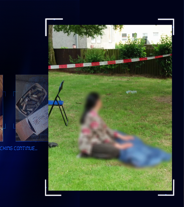 Bild aus der Polizeiakte. Eine Frau kniet auf einer Wiese neben der Leiche des Opfers. Im Hintergrund: Absperrband, eine Hecke und ein Mehrfamilienhus. Links daneben: Lichtschematische Darstellung eines Fingerabdrucks.
