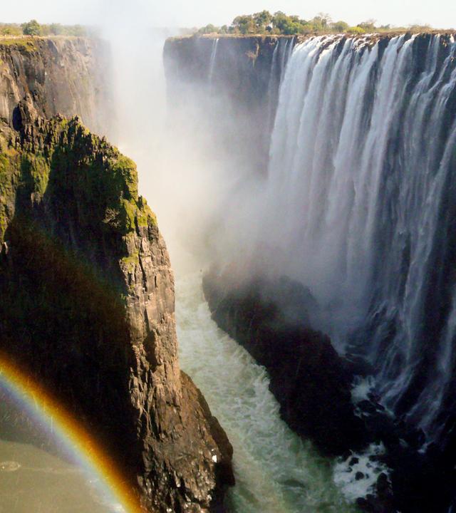 Ein Wasserfall von oben gesehen