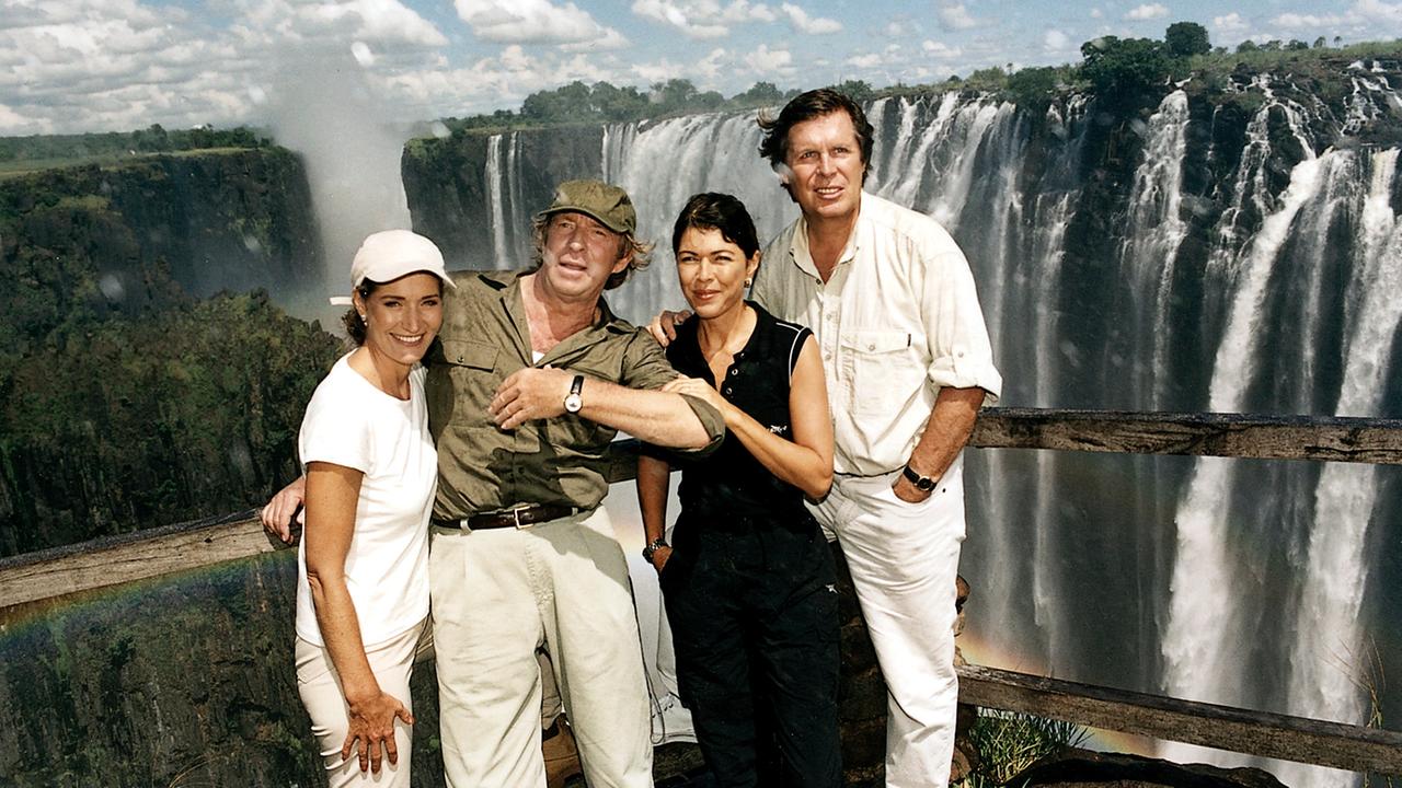 "Das Traumschiff: Sambia und Viktoriafälle": Vor den Viktoriafällen stehen Astrid (Christine Mayn) und Harald Lohmann (Ulrich Pleitgen) sowie Eva (Anja Kruse) und Jürgen Gossler (Sigmar Solbach).