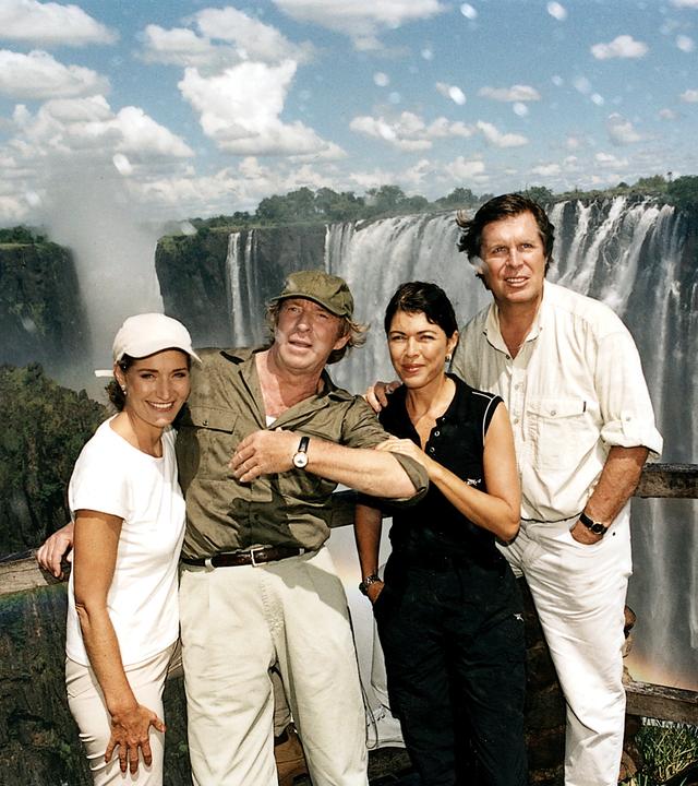 "Das Traumschiff: Sambia und Viktoriafälle": Vor den Viktoriafällen stehen Astrid (Christine Mayn) und Harald Lohmann (Ulrich Pleitgen) sowie Eva (Anja Kruse) und Jürgen Gossler (Sigmar Solbach).