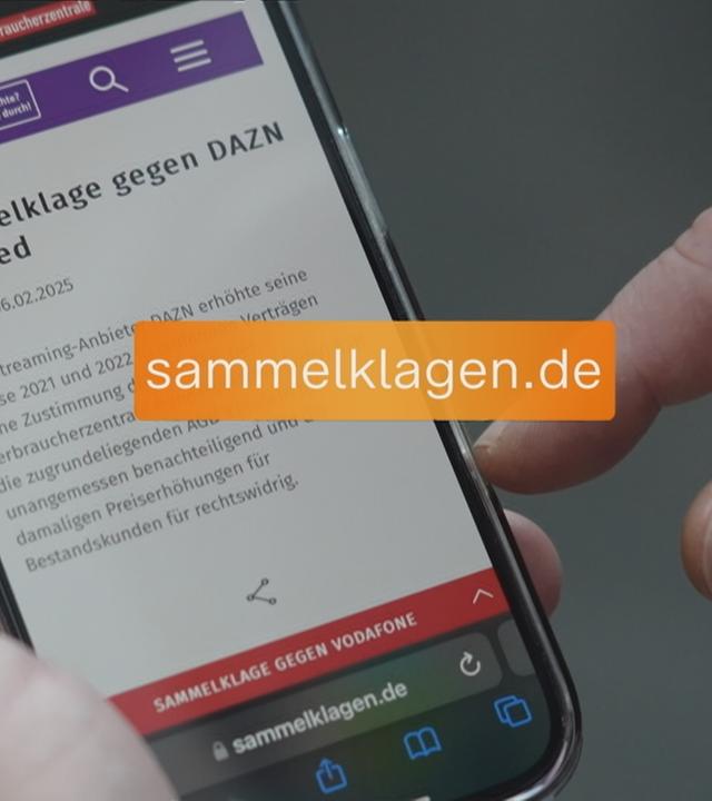 Auf einem Handy-Bildschirm steht: Sammelklagen gegen DAZN + es ist ein Insert eingeblendet "sammelklagen.de".