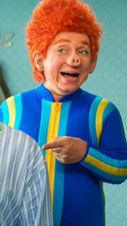 Das Sams (ChrisTine Urspruch, rechts) und Herr Taschenbier (Ulrich Noethen, links) lachen zusammen.