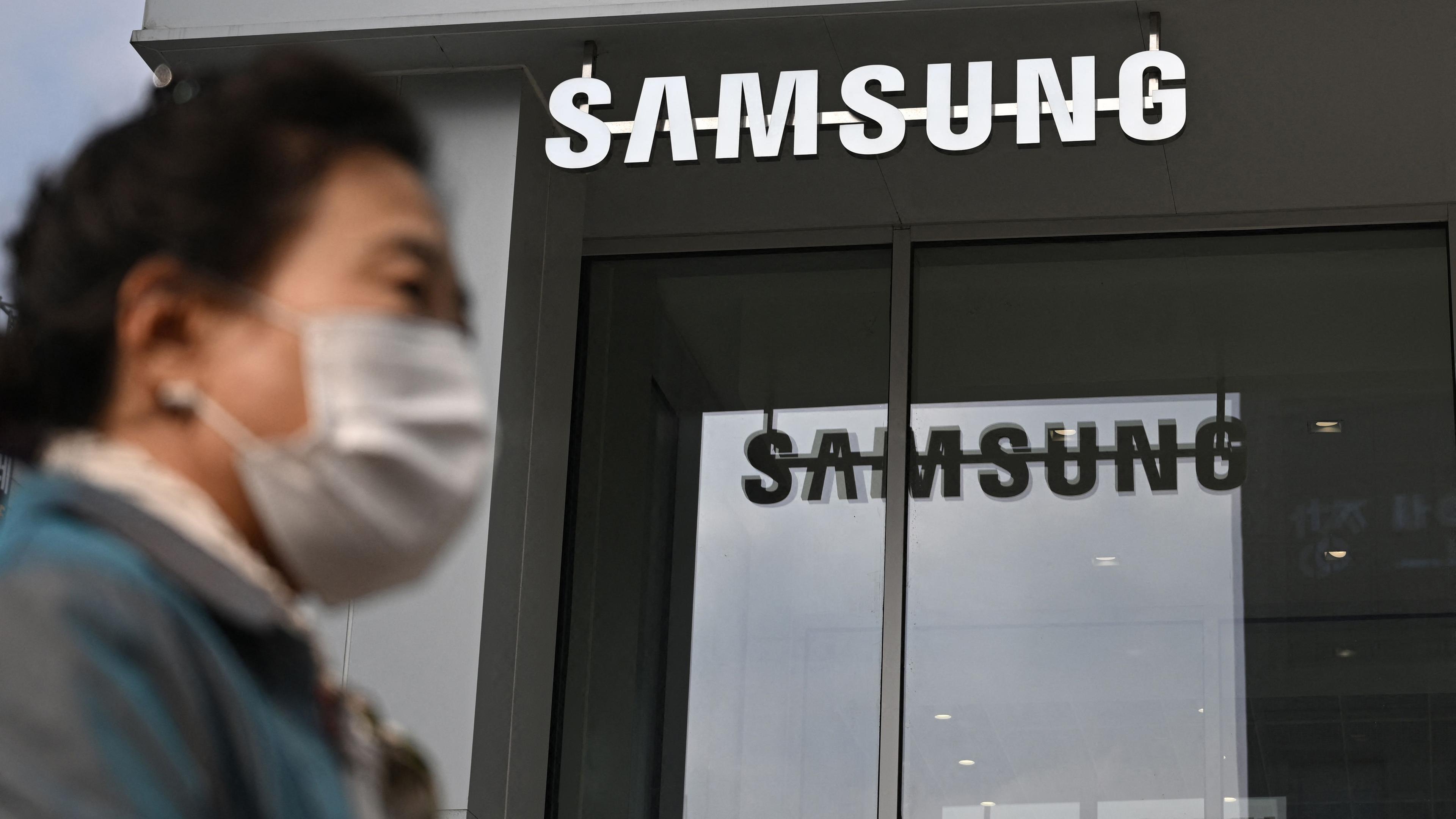 Eine Frau läuft an einem Samsung-Laden in Seoul vorbei.
