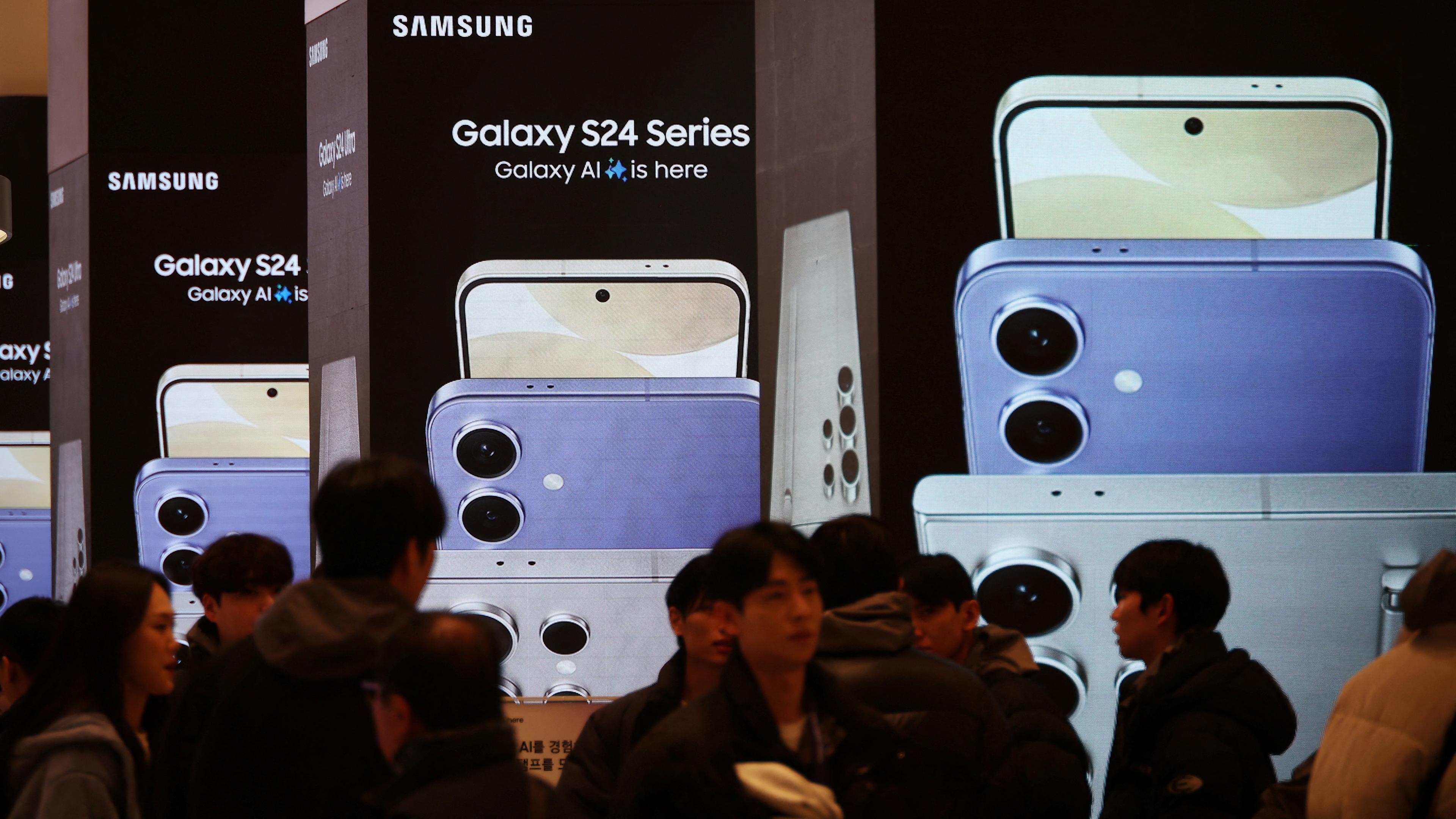 Menschen stehen vor elektronischen Werbetafeln für die neuen Flaggschiff-Smartphones der Galaxy S24-Serie von Samsung Electronics in Seoul, Südkorea, 18.01.2024.