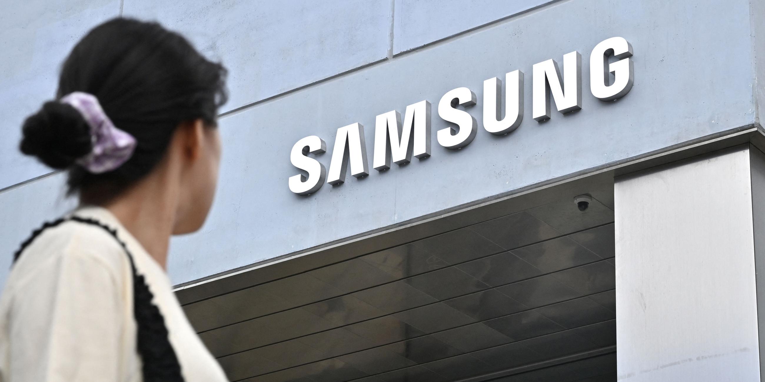 Eine Frau steht vor einem Samsung Store in Seoul. (28.06.2023)