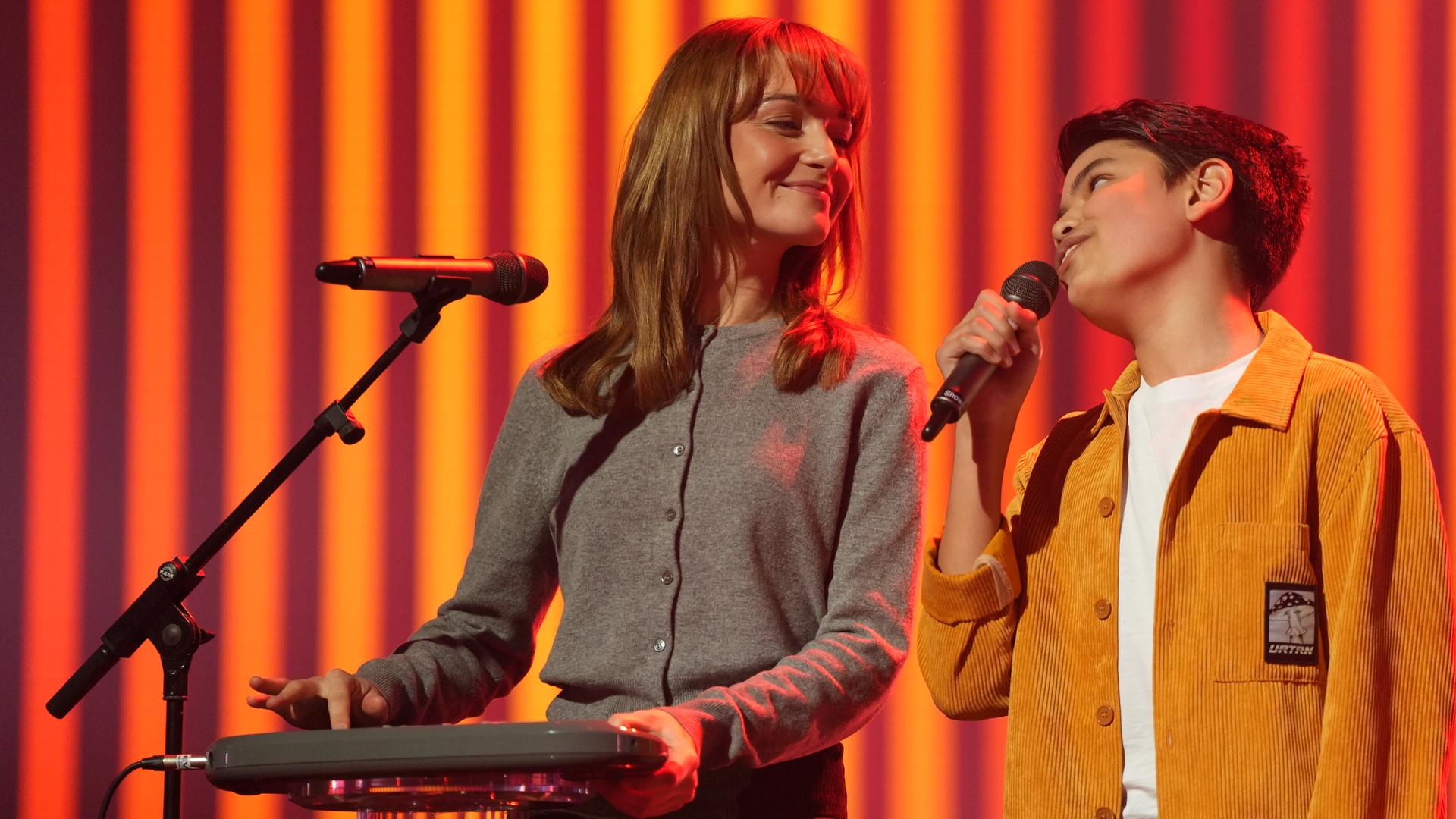 Samuel und Lotte performen Samuel Song "Come On I'm Wating" auf der Bühne im großen "Dein Song"-Finale