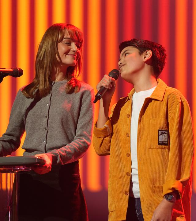 Samuel und Lotte performen Samuel Song "Come On I'm Wating" auf der Bühne im großen "Dein Song"-Finale