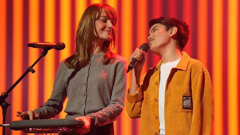 Samuel und Lotte performen Samuel Song "Come On I'm Wating" auf der Bühne im großen "Dein Song"-Finale