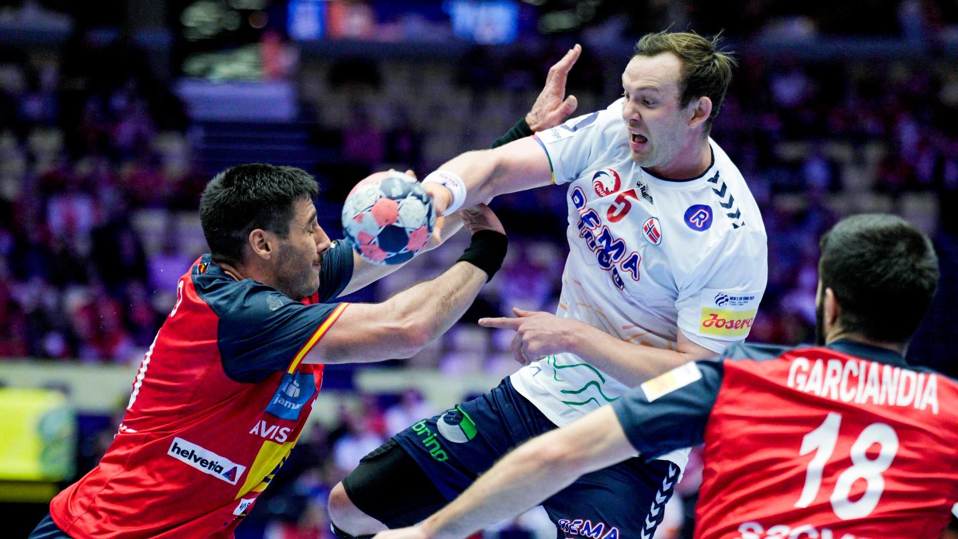 Sander Sagosen wird am Wurf gehindert