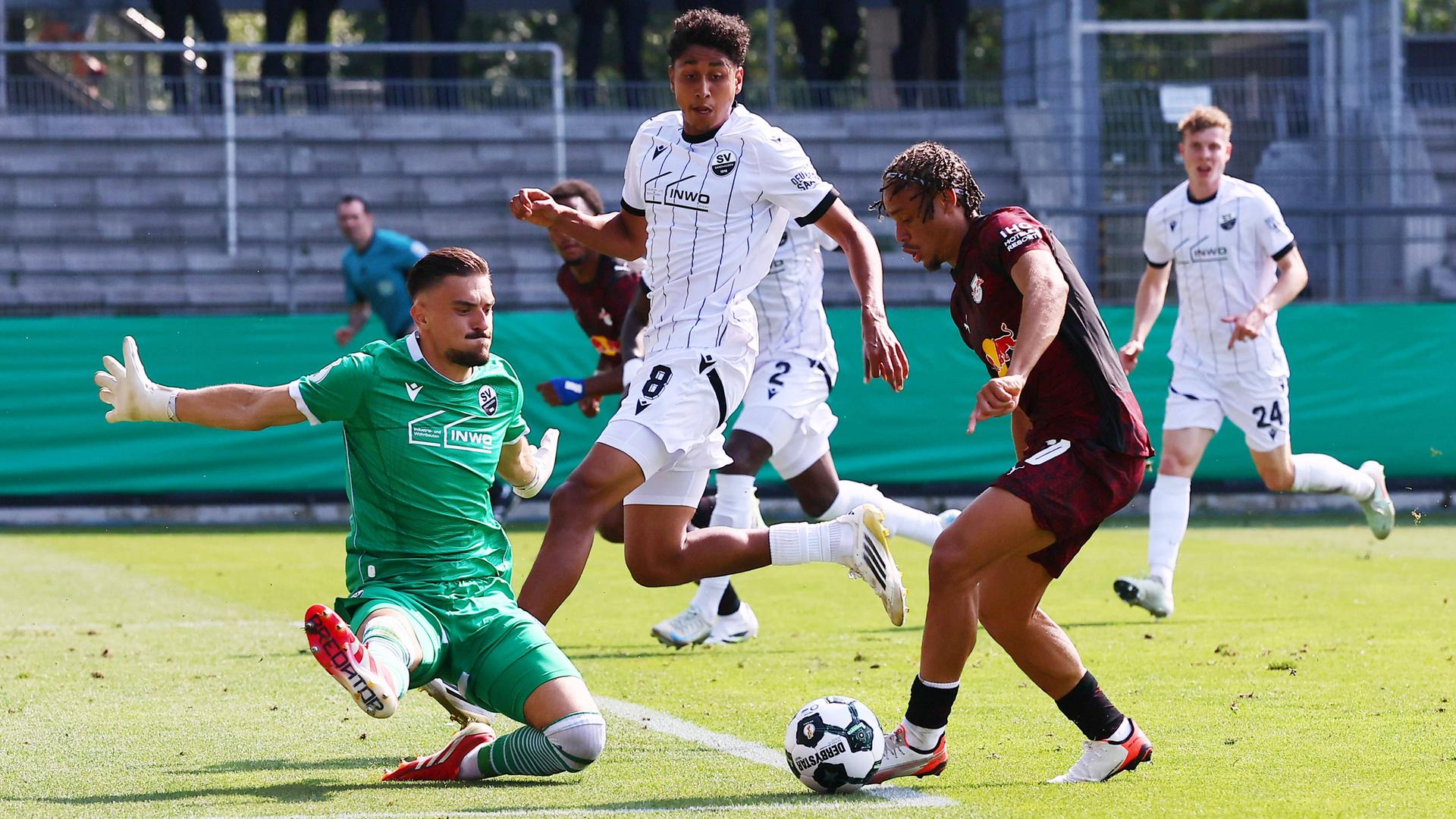Sandhausens Torwart Arthur Lyska mit einer Parade vor Leipzigs Xavi Simons