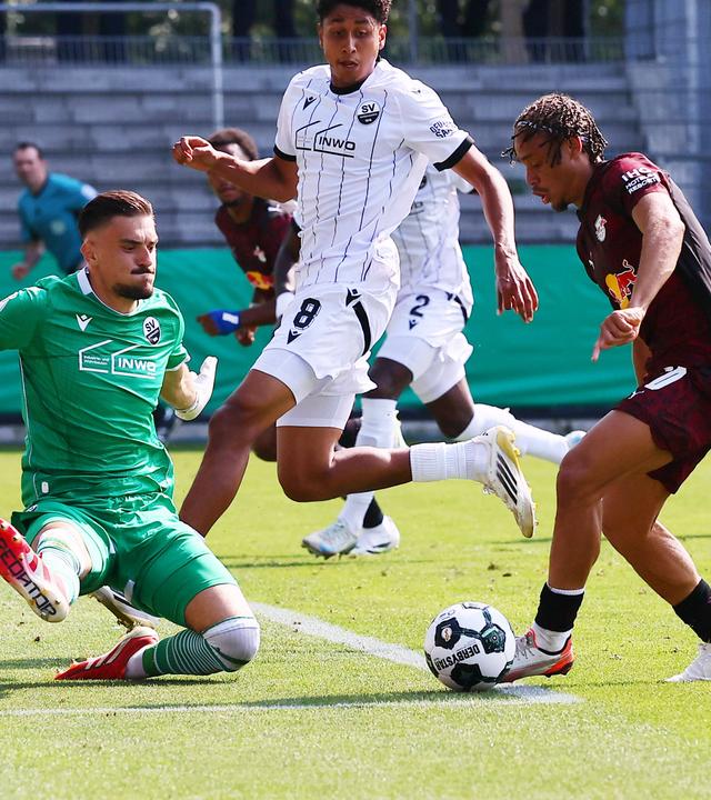 Sandhausens Torwart Arthur Lyska mit einer Parade vor Leipzigs Xavi Simons