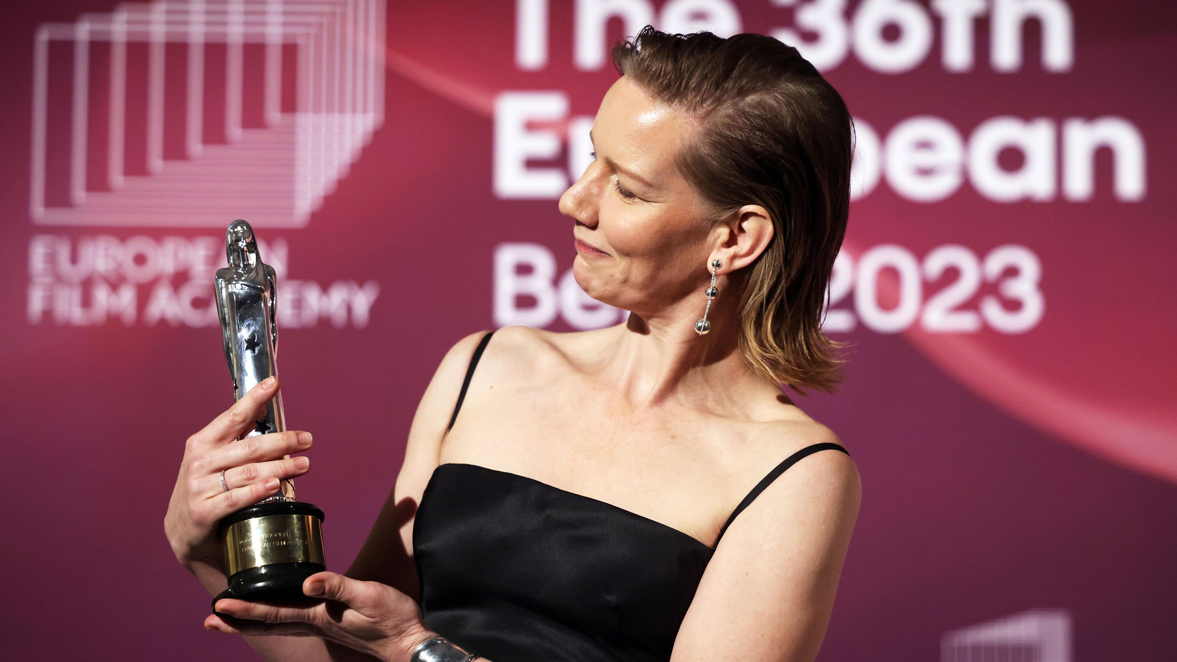 Sandra Hüller mit ihrer Trophäe. Die deutsche Schauspielerin wurde mit dem europäischen Filmpreis ausgezeichnet.