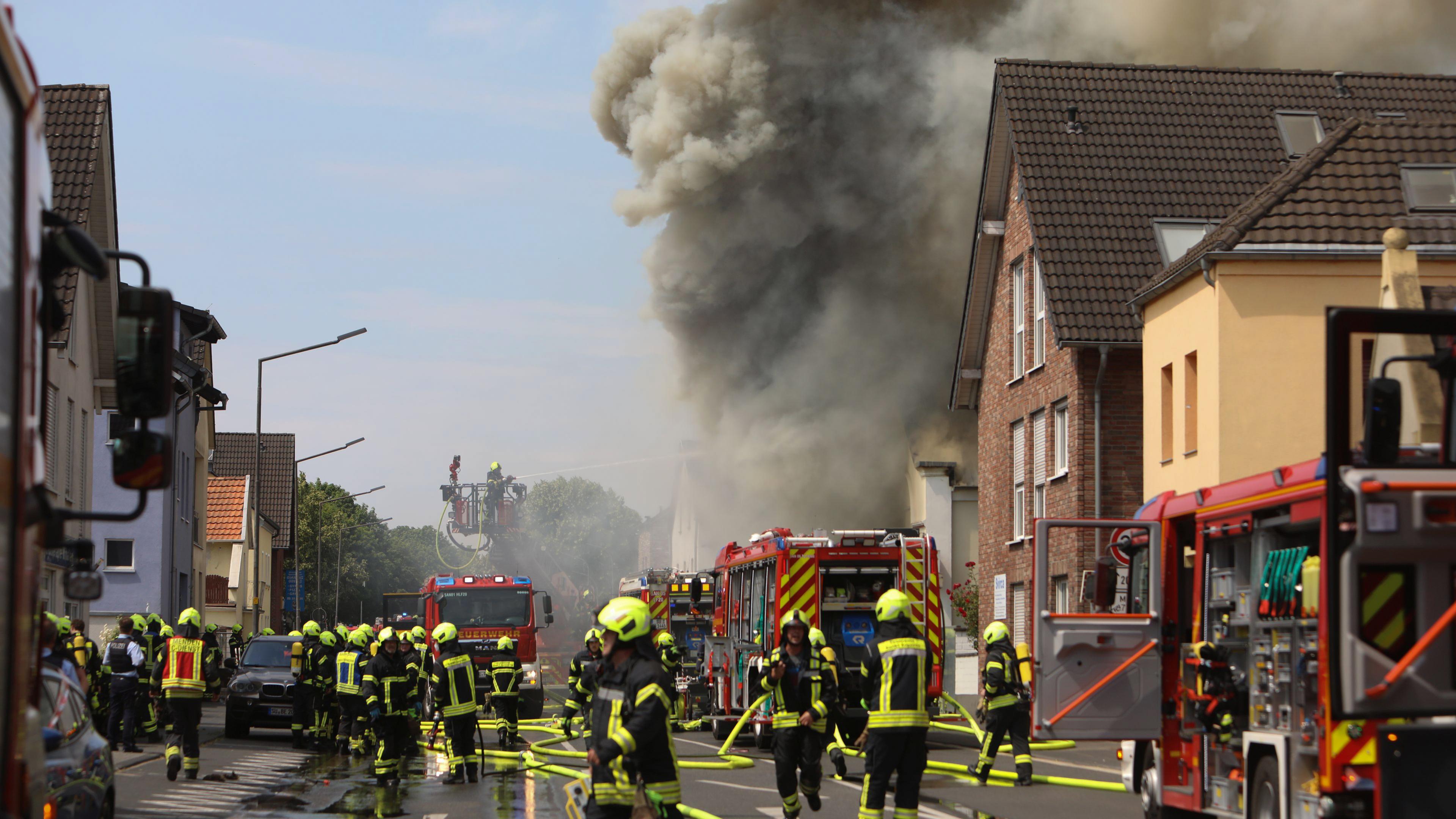 Rauch und Flammen schlagen aus dem Motorradladen in Sankt Augustin. 