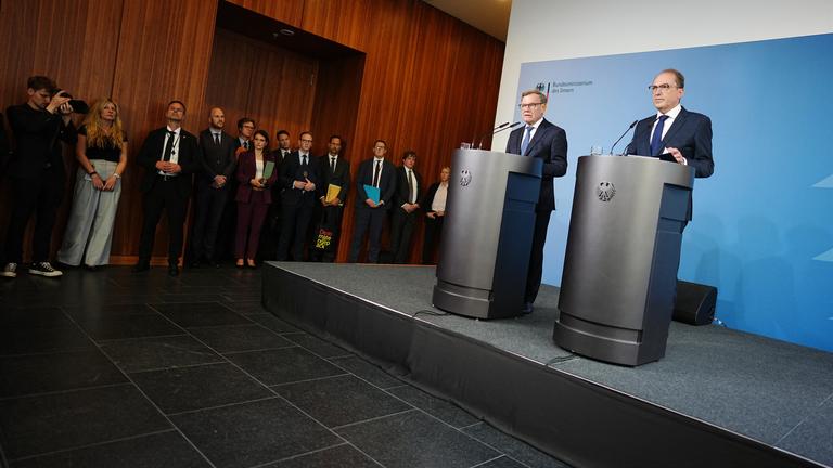 Johann Wadephul (2.v.r, CDU), Bundesaußenminister, und Alexander Dobrindt (r, CSU), Bundesinnenminister, geben eine Pressekonferenz zu den Entwicklungen im Fall der am Flughafen Leipzig