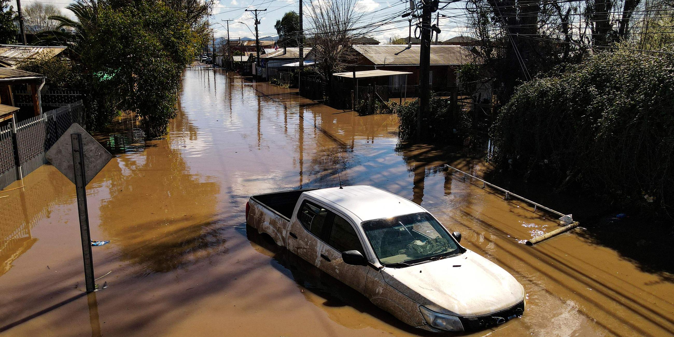 Eine Straße unter Wasser nach den heftigen Regenfällen in Chile.
