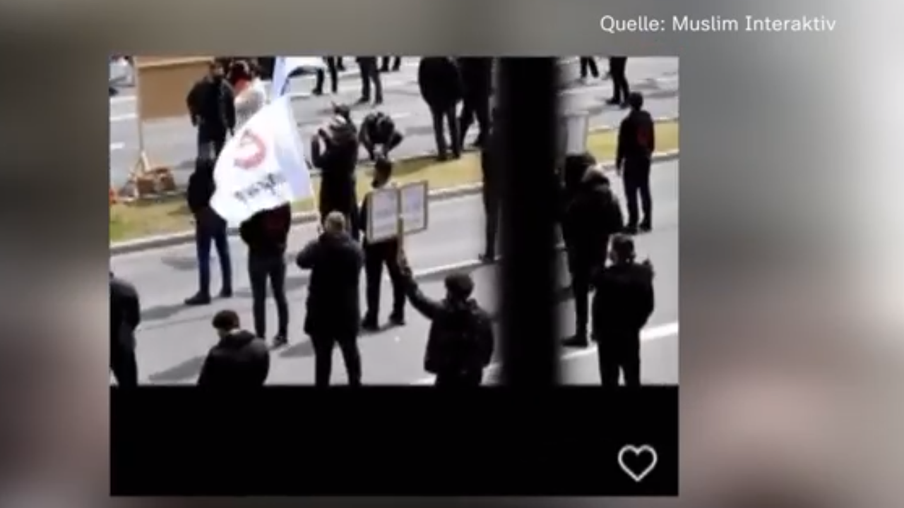 Die Initiative "Muslim Interaktiv" bei einer Kundgebung.