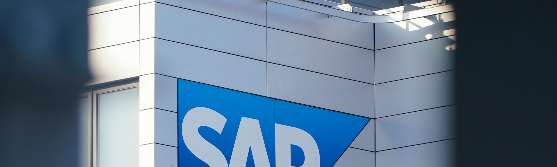 Ein Schild mit der Aufschrift «SAP» hängt an einem Gebäude der Konzernzentrale des Softwareunternehmens SAP, aufgenommen am 24.01.2024 in Walldorf