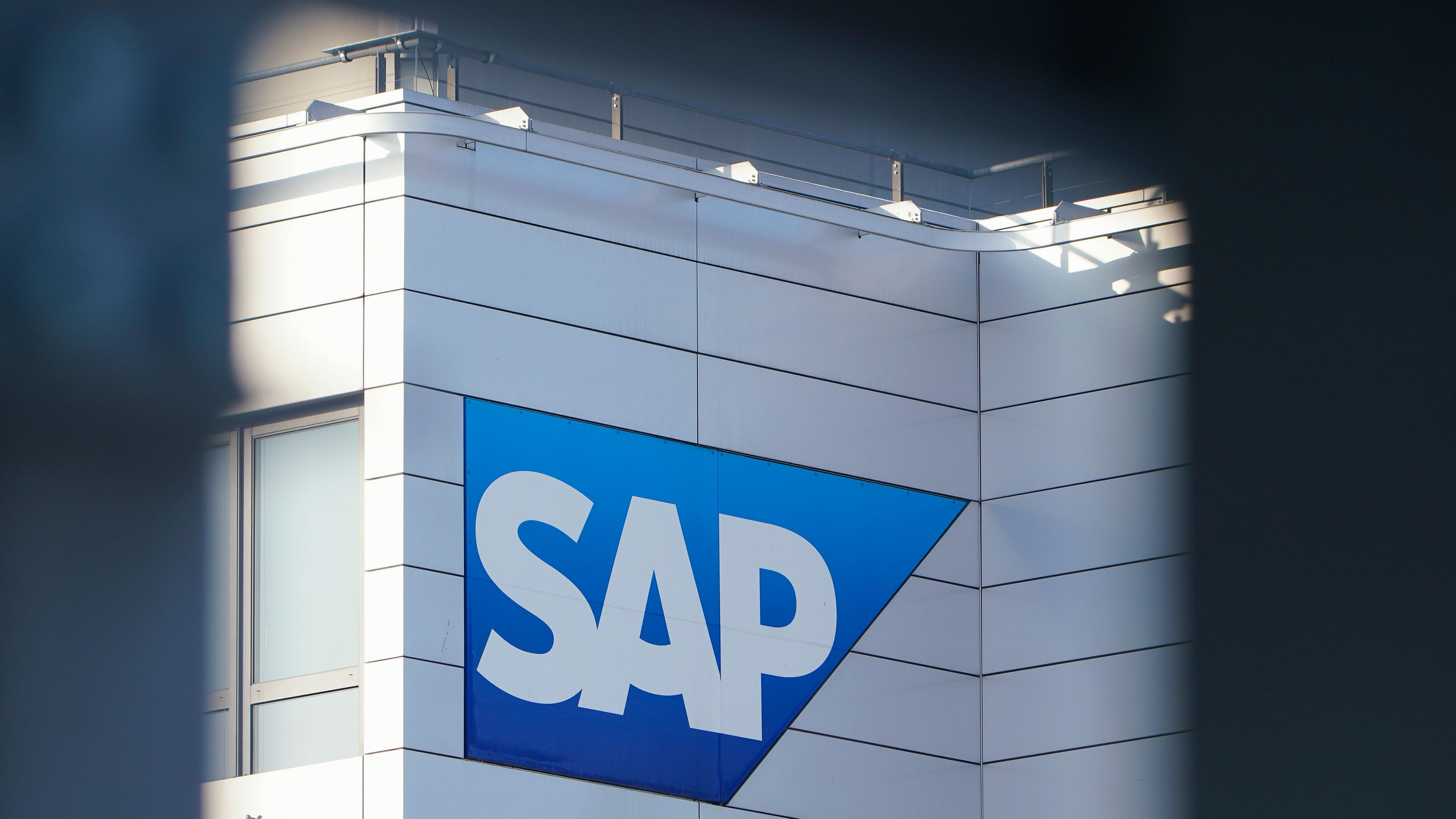 Ein Schild mit der Aufschrift «SAP» hängt an einem Gebäude der Konzernzentrale des Softwareunternehmens SAP, aufgenommen am 24.01.2024 in Walldorf