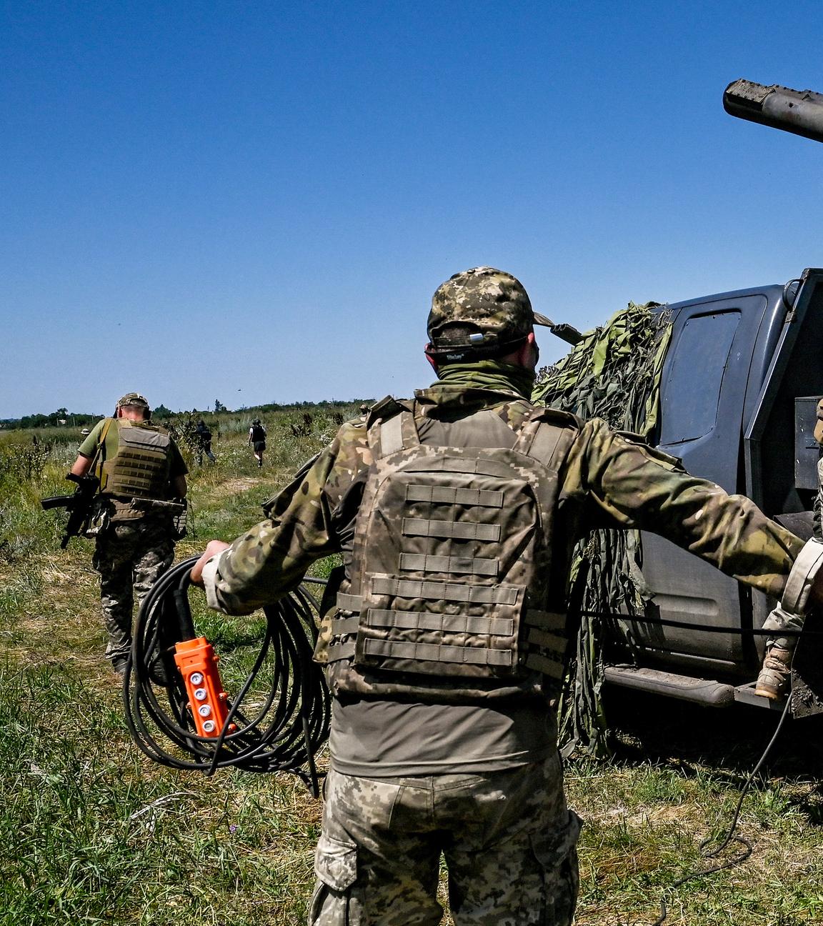 Ukrainische Soldaten bereiten in der Region Saporischschja im Südosten der Ukraine Raketen für einen mobilen Partizan-Raketenwerfer vor, aufgenommen am 13.07.2023