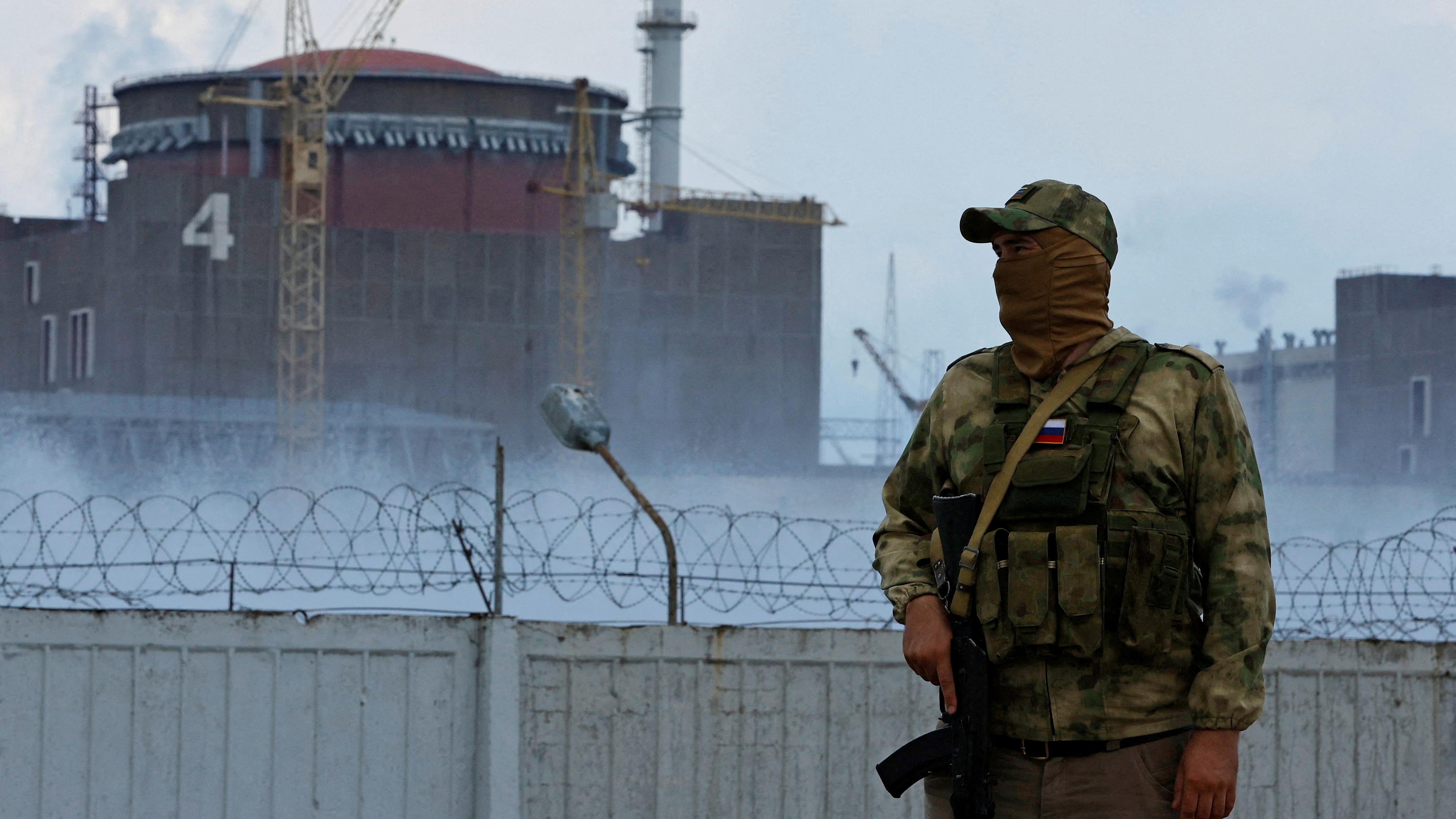 Ein russischer Soldat bewacht das AKW in Saporischschja