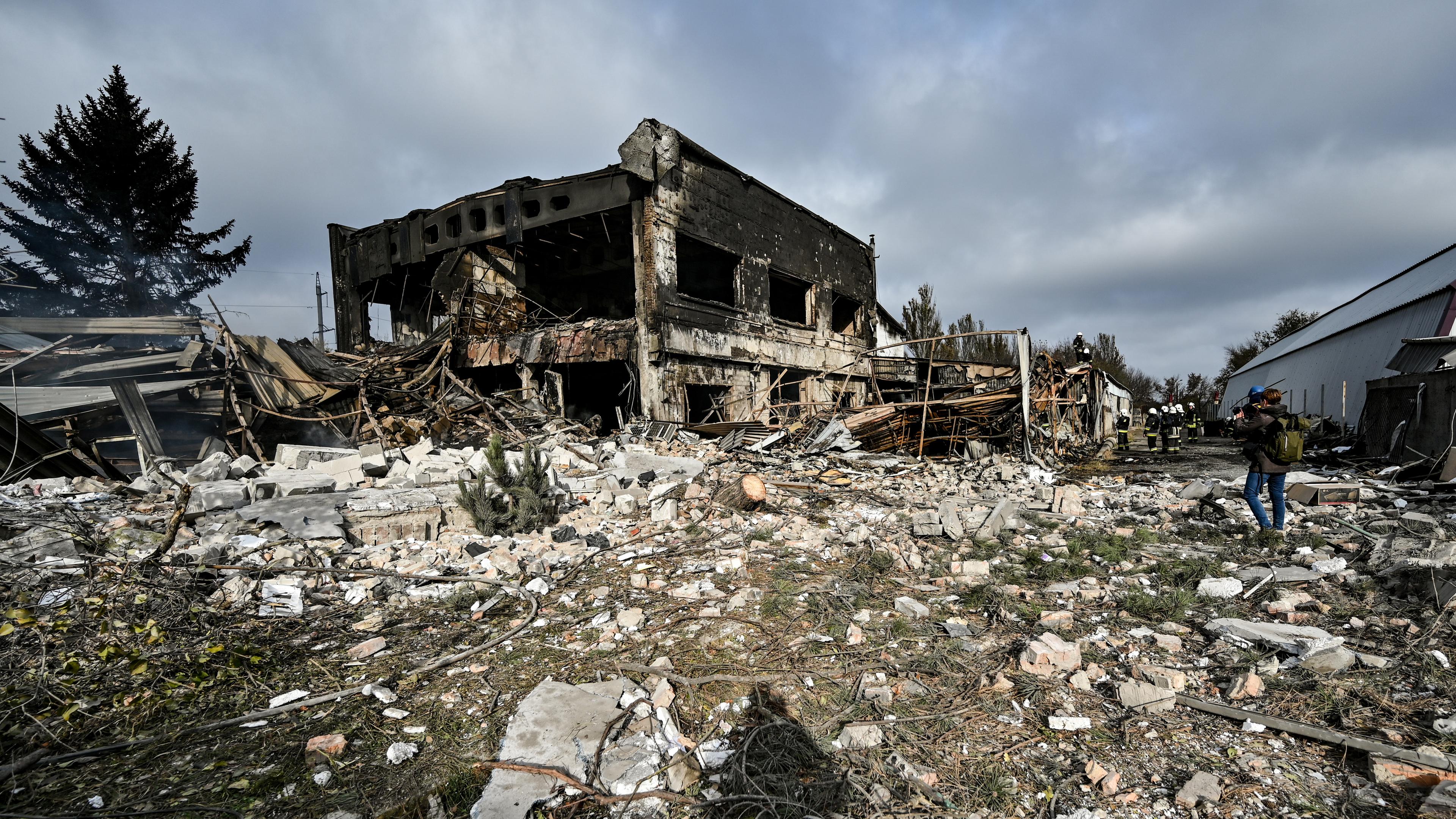 Blick auf einen Gewerbebetrieb in Saporischschja, das nach ukrainischen Angaben bei einem russischen Raketenangriff zerstört wurde.
