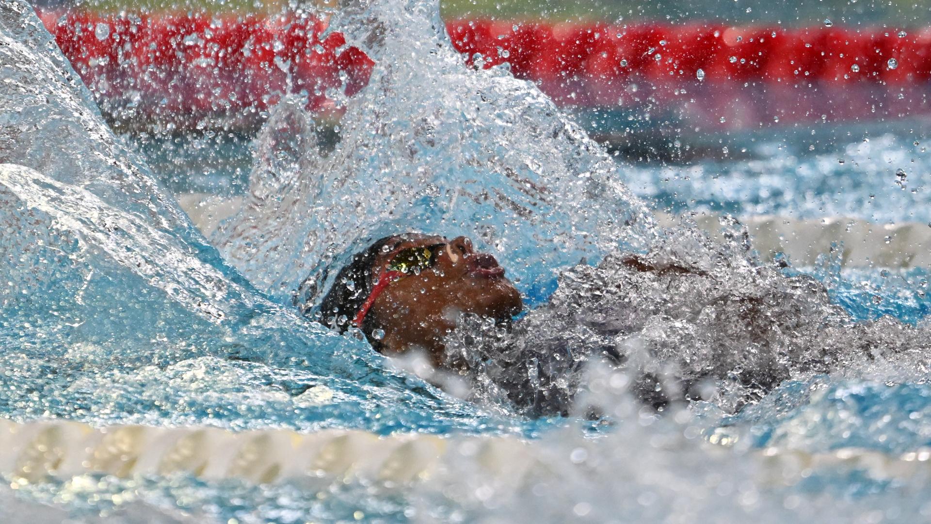 Rückenschwimmerin Sara Curtis bei der EM in Paris in Aktion