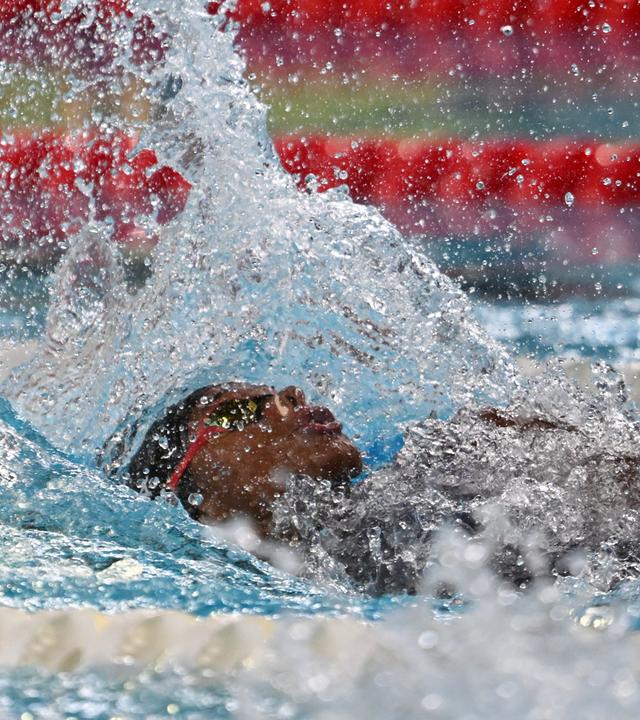Rückenschwimmerin Sara Curtis bei der EM in Paris in Aktion