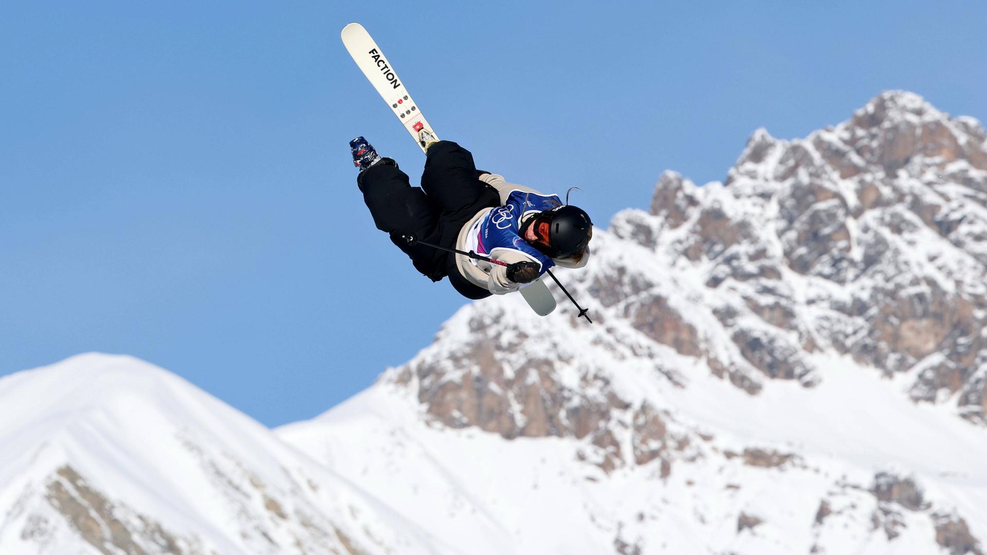 Bei der Freestyle Skiing-Slopestyle Qualification fliegt der schweizer Freestyle-Skifahrerin Sarah Höfflin der linke Skier weg