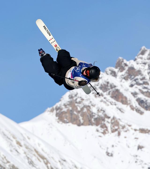 Bei der Freestyle Skiing-Slopestyle Qualification fliegt der schweizer Freestyle-Skifahrerin Sarah Höfflin der linke Skier weg
