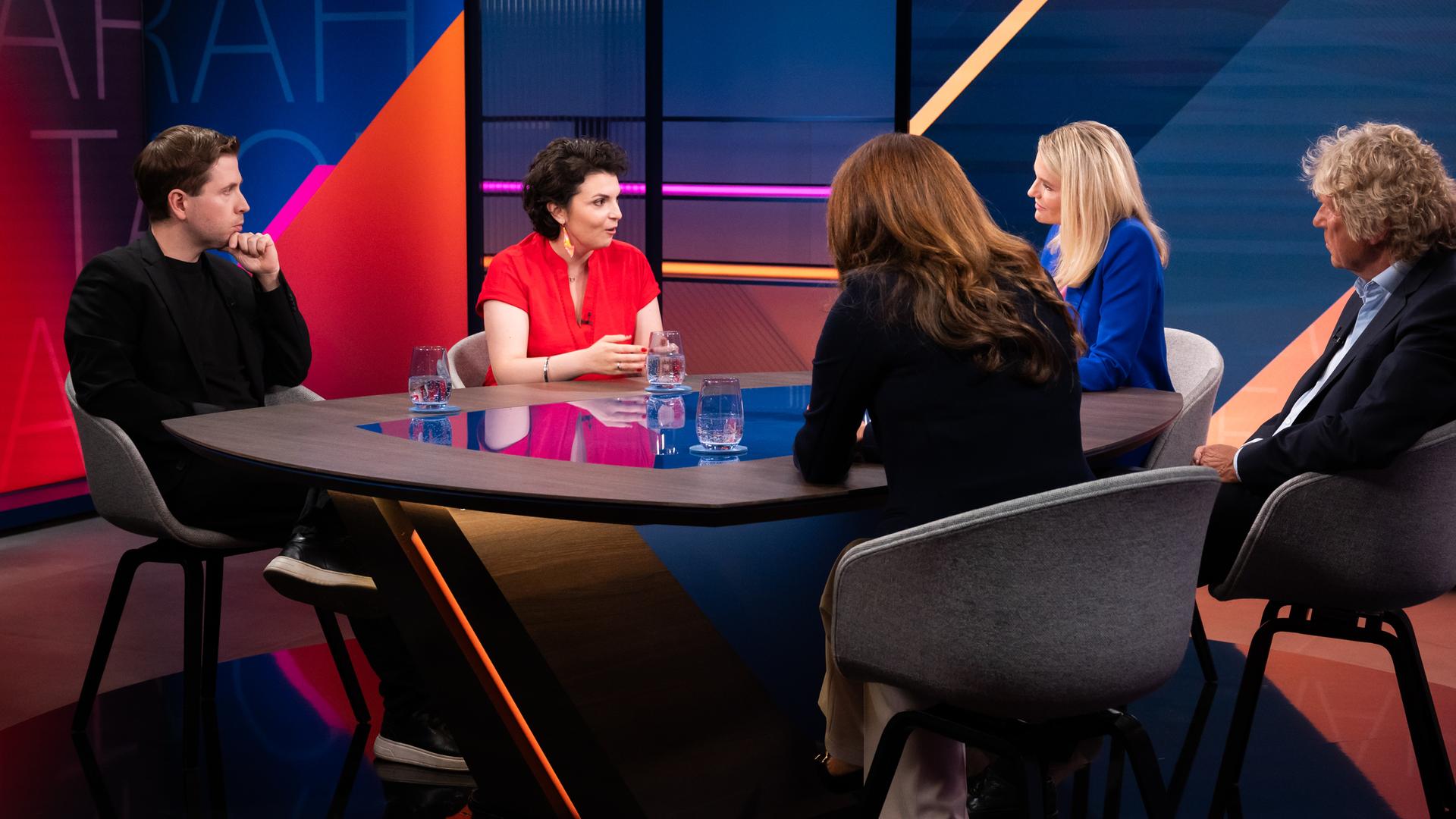 Sarah Tacke sitzt an einem Tisch im Studio gemeinsam mit Kevin Kühnert, Prof. Dr. Bernd Raffelhüschen, Andrea Thoma-Böck und Natalya Nepomnyashcha.