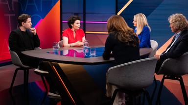Sarah Tacke sitzt an einem Tisch im Studio gemeinsam mit Kevin Kühnert, Prof. Dr. Bernd Raffelhüschen, Andrea Thoma-Böck und Natalya Nepomnyashcha.