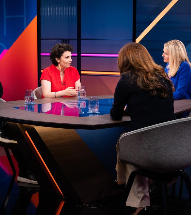 Sarah Tacke sitzt an einem Tisch im Studio gemeinsam mit Kevin Kühnert, Prof. Dr. Bernd Raffelhüschen, Andrea Thoma-Böck und Natalya Nepomnyashcha.