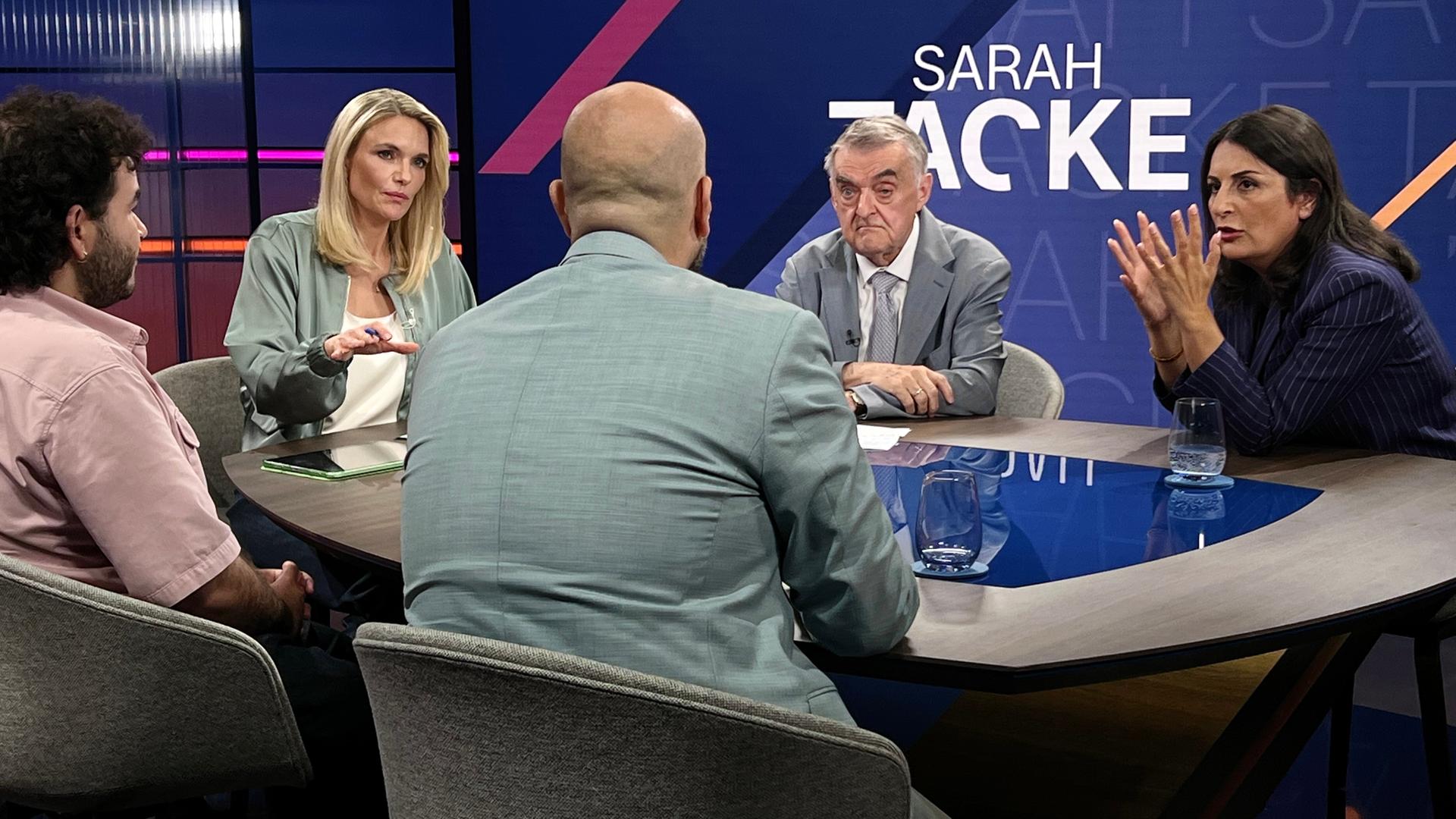 Zu Gast bei „SARAH TACKE“: NRW-Innenminister Herbert Reul (CDU), die Menschenrechtsaktivistin Düzen Tekkal, der Extremismusforscher Ahmad Mansour und Tugay Sarac, muslimischer Queer-Aktivist