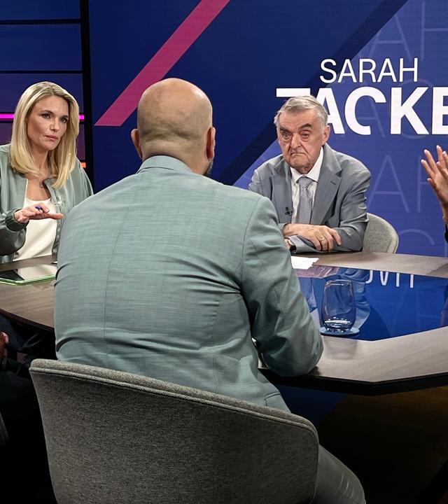 Zu Gast bei „SARAH TACKE“: NRW-Innenminister Herbert Reul (CDU), die Menschenrechtsaktivistin Düzen Tekkal, der Extremismusforscher Ahmad Mansour und Tugay Sarac, muslimischer Queer-Aktivist
