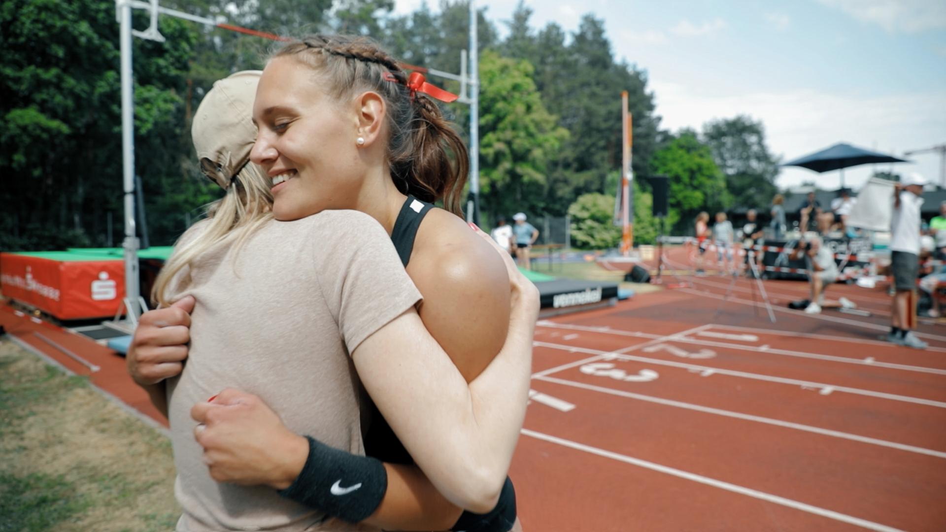 Stabhochspringerin Sarah Vogel mit großer Freude umarmt sie ihre Trainerin nach gutem Sprung