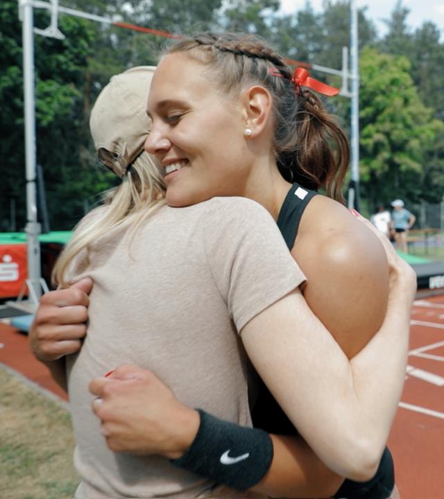 Stabhochspringerin Sarah Vogel mit großer Freude umarmt sie ihre Trainerin nach gutem Sprung