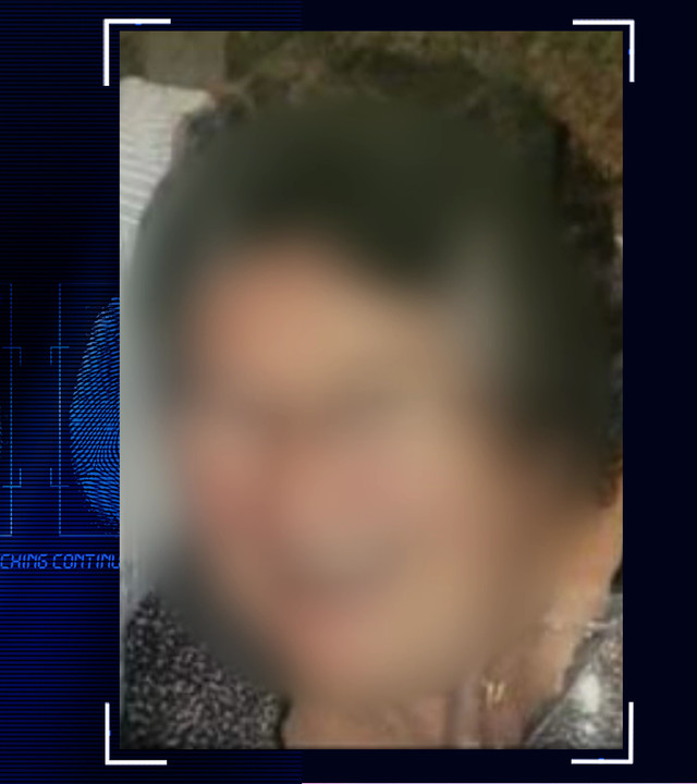 Portraitfoto des Opfers, einer Frau im Rentenalter. Das Gesicht wurde technisch verfremdet. Links daneben: Lichtschematische Darstellung eines Fingerabdrucks.