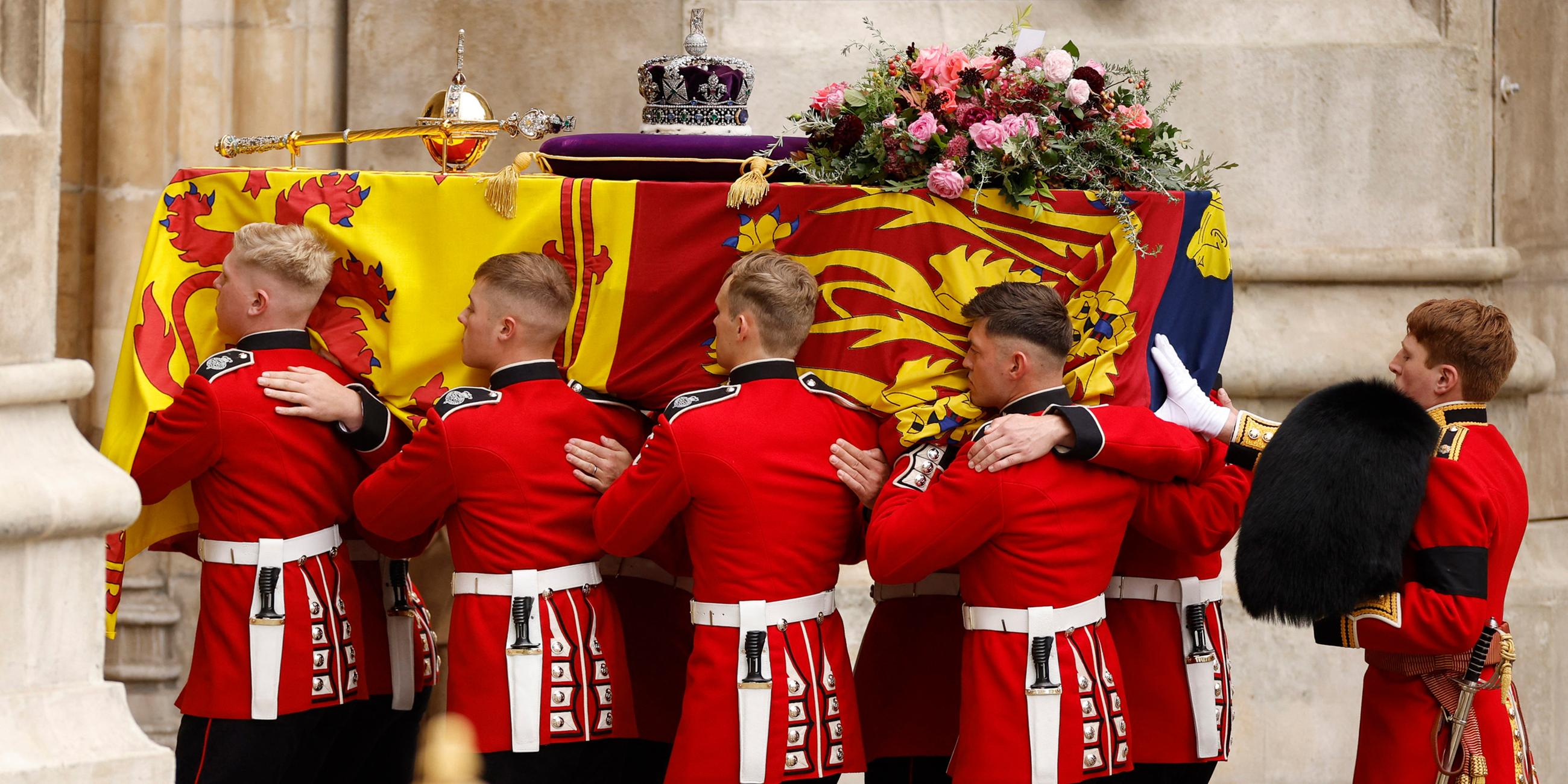 Sargträger tragen den Sarg der britischen Königin Elizabeth II. in die Westminster Abbey 
