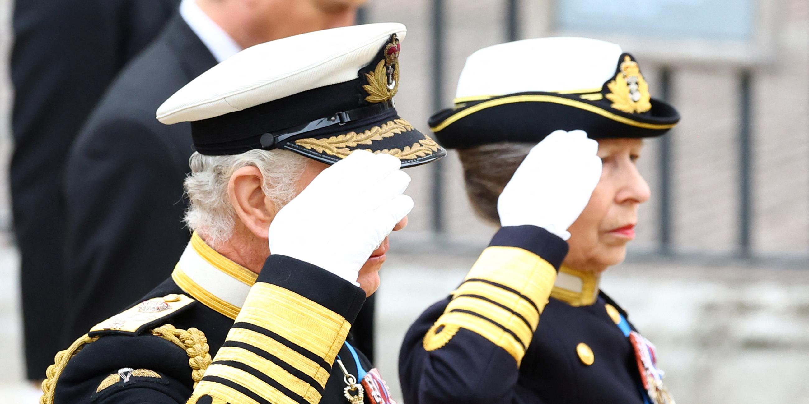 Der britische König Charles III. und die britische Prinzessin Anne salutieren am Sarg ihrer Mutter