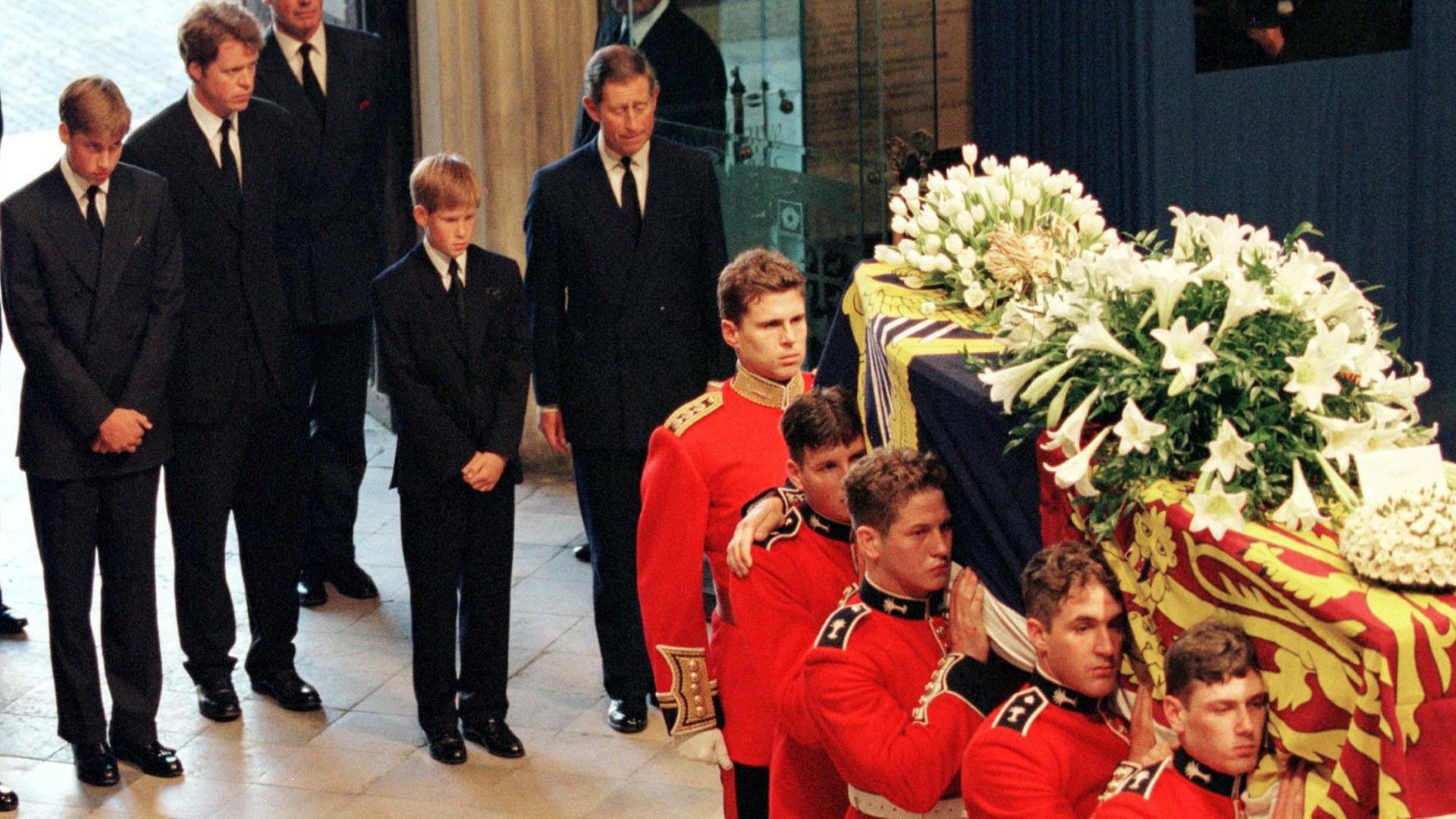 Похороны принцессы. Элтон Джон на похоронах принцессы Дианы. Похороны принцессы Дианы. Похороны принцессы Дианы 1997.