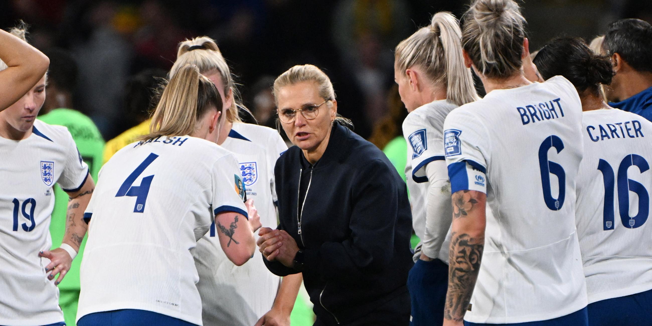 Frauen-WM 2023, Viertelfinale England gegen Nigeria: Englands Trainerin Sarina Wiegman spricht mit ihren Spielerinnen