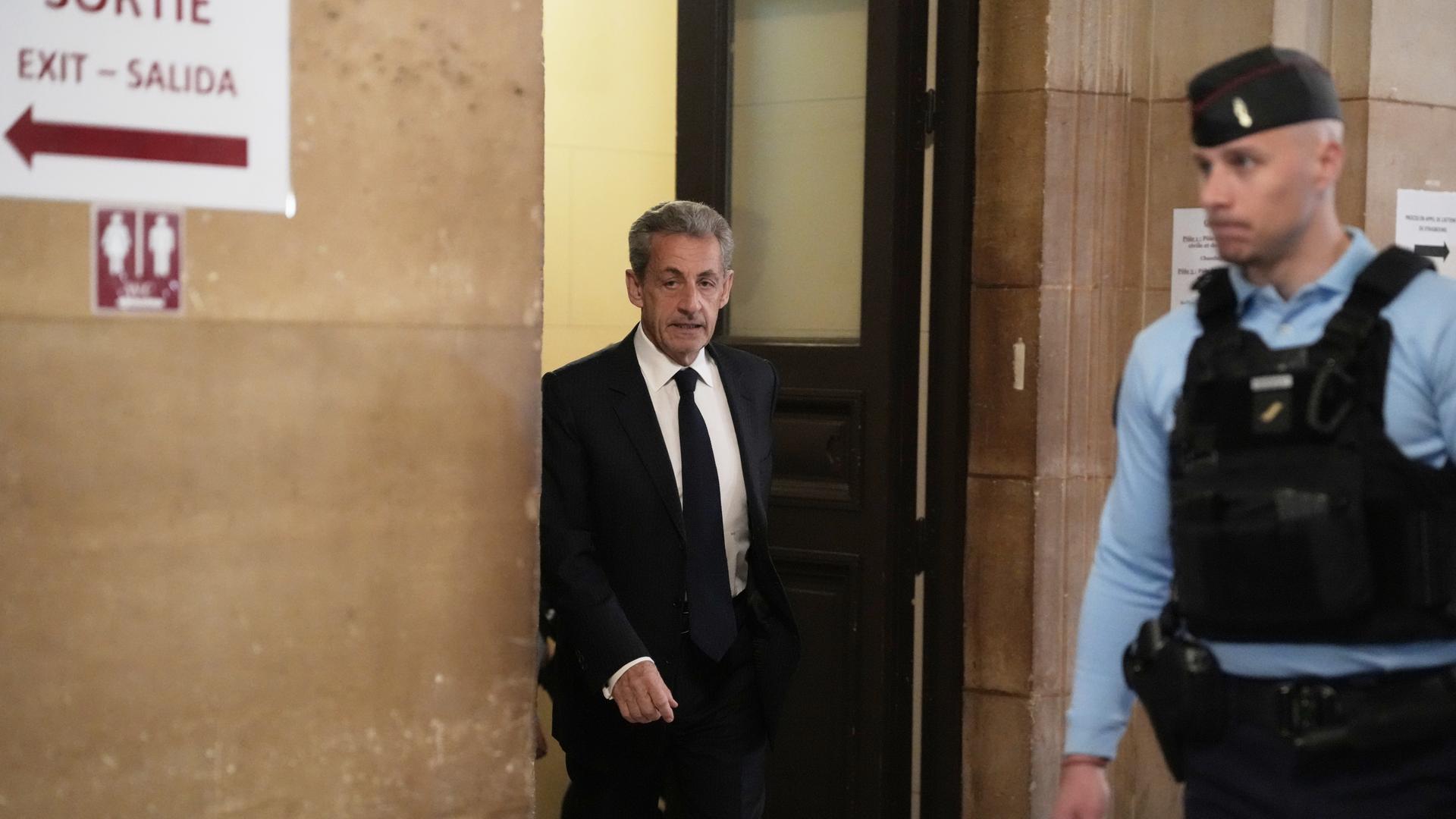 07.04.2026, Frankreich, Paris: Der ehemalige französische Präsident Nicolas Sarkozy trifft vor dem Berufungsgericht in Paris ein, um in seinem Prozess gegen eine Verurteilung wegen illegaler Wahlkampfgelder aus Libyen auszusagen.