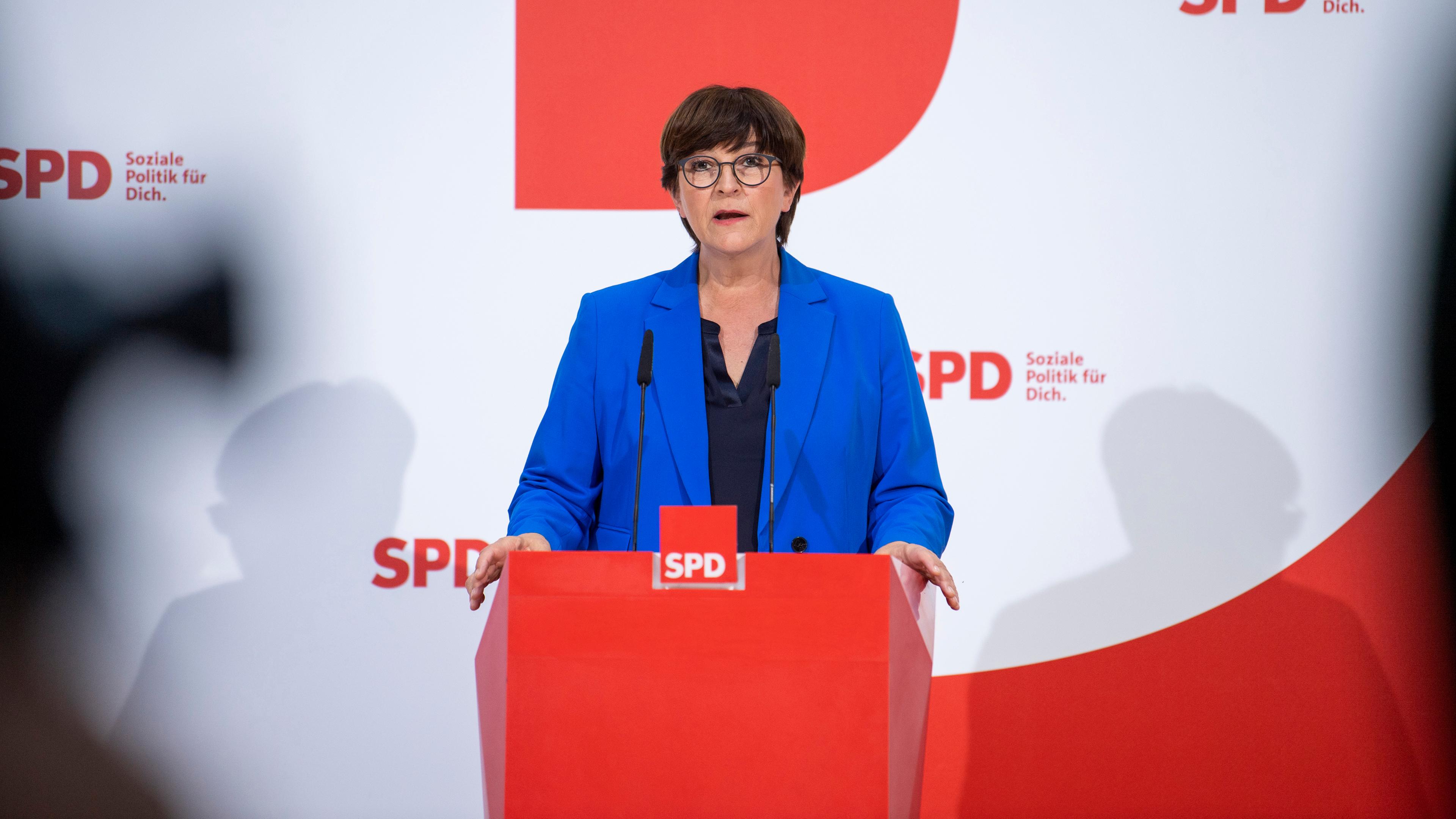 SPD-Bundesvorsitzende Saskia Äjd75+sken während einer Pressekonferenz im Berliner Willy-Brandt-Haus.